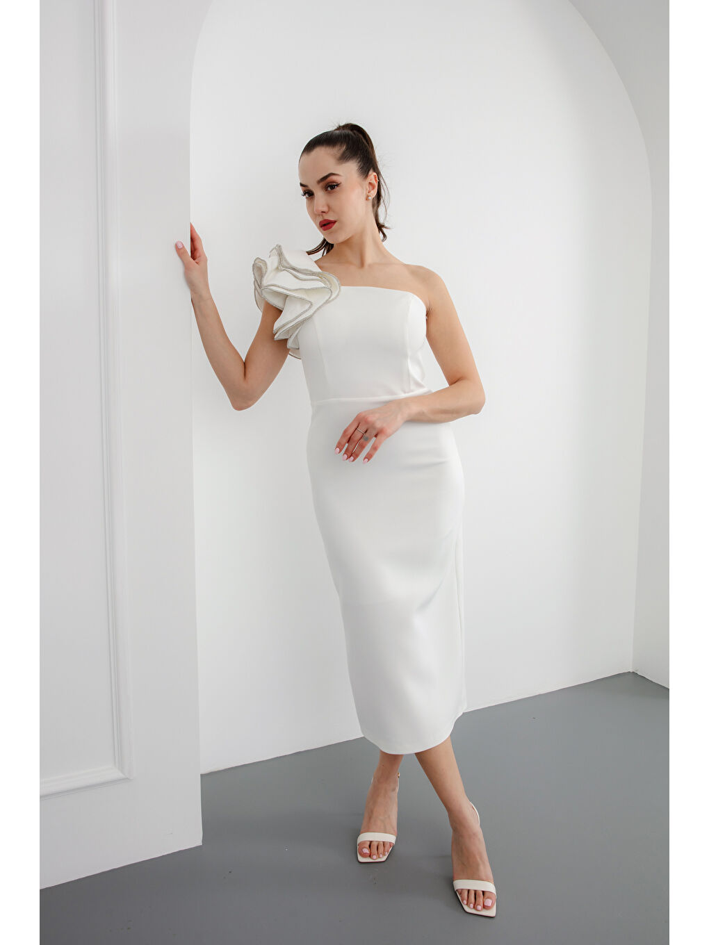 Kadın Beyaz Tek Omuz Midi Abiye Elbise