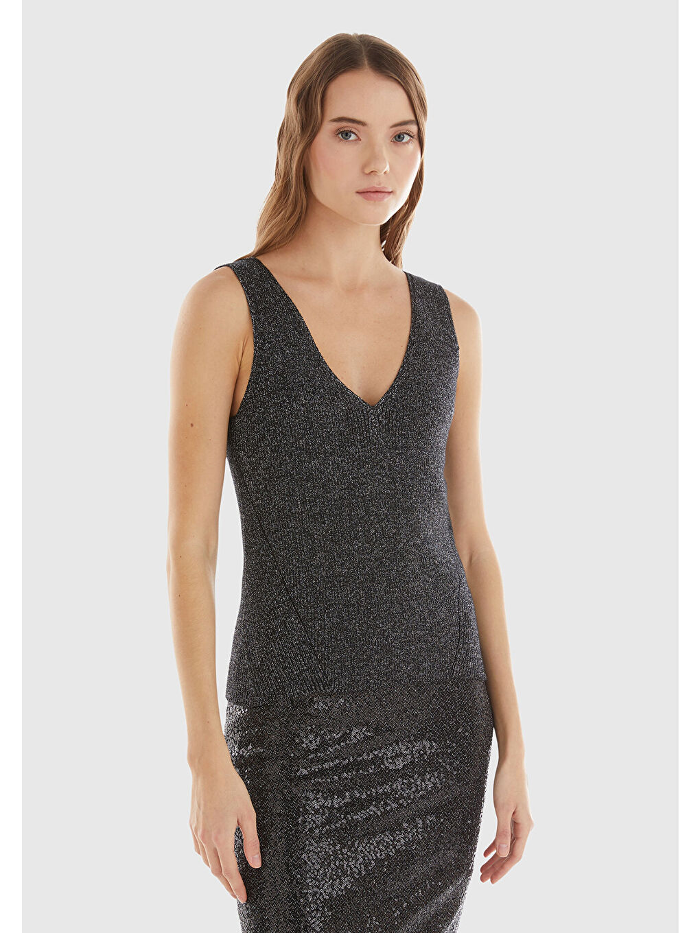 Gri Kadın Gümüş Pamuk Ve Viskoz Karışımlı Geniş Askılı Kolsuz V Yaka Üst-2