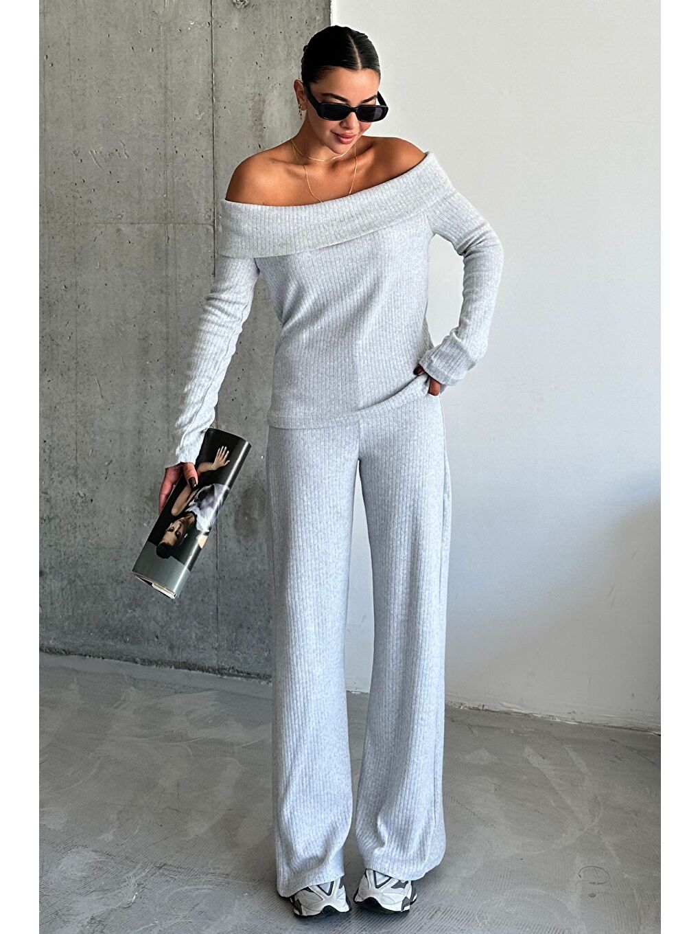 Gri Selanik Kumaş Madonna Yaka Alt Üst Pantolonlu Takım