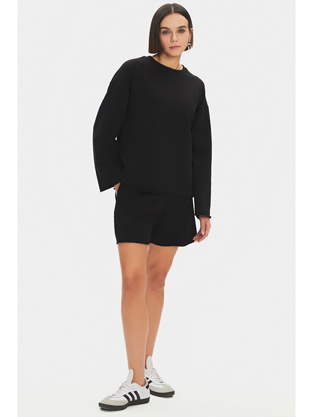 Siyah Kadın Pamuk Karışımlı Bisiklet Yaka Sweatshirt Şort Takım