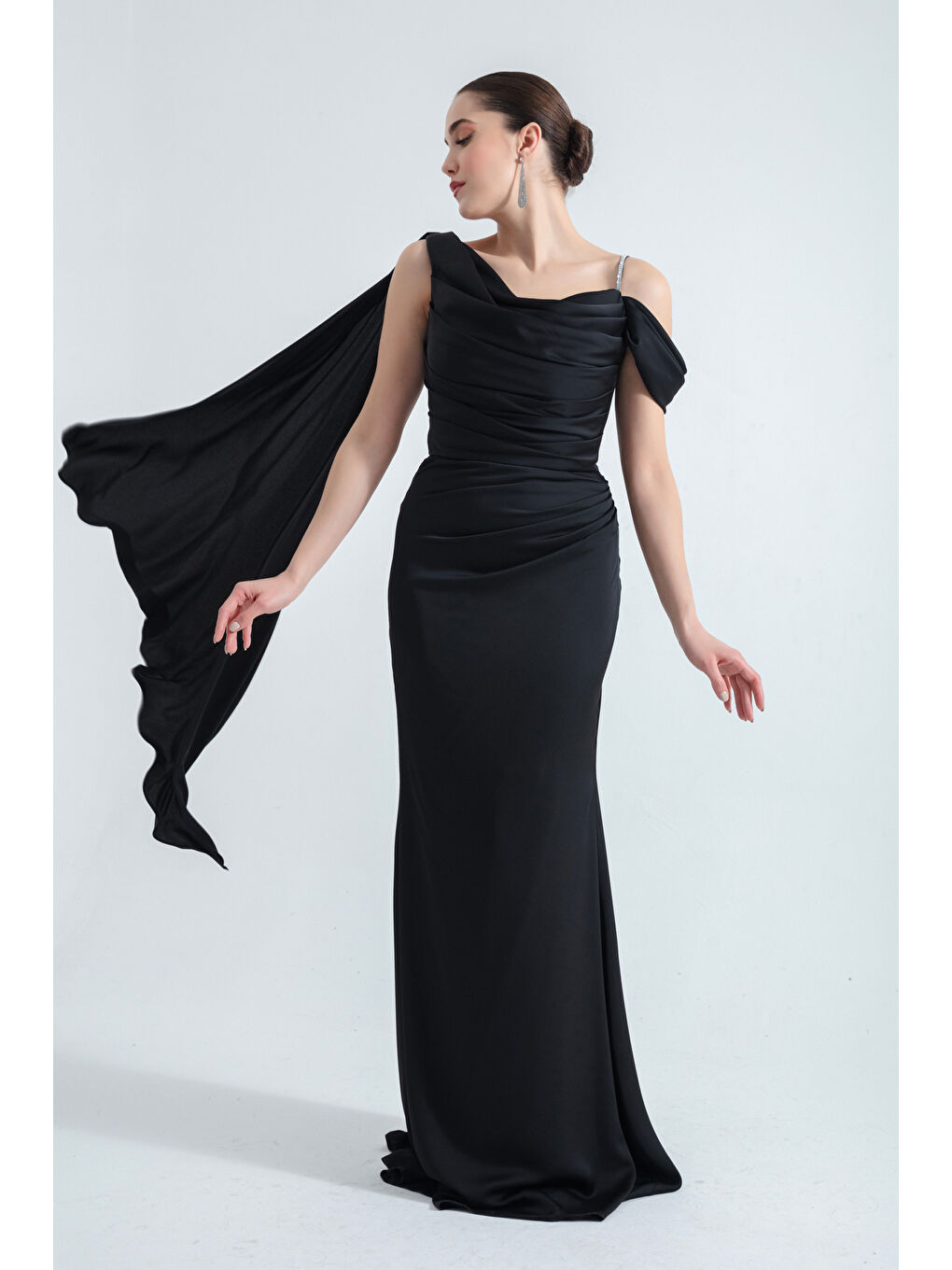 Kadın Siyah Tek Omuzlu Taş Askılı Uzun Saten Abiye Elbise