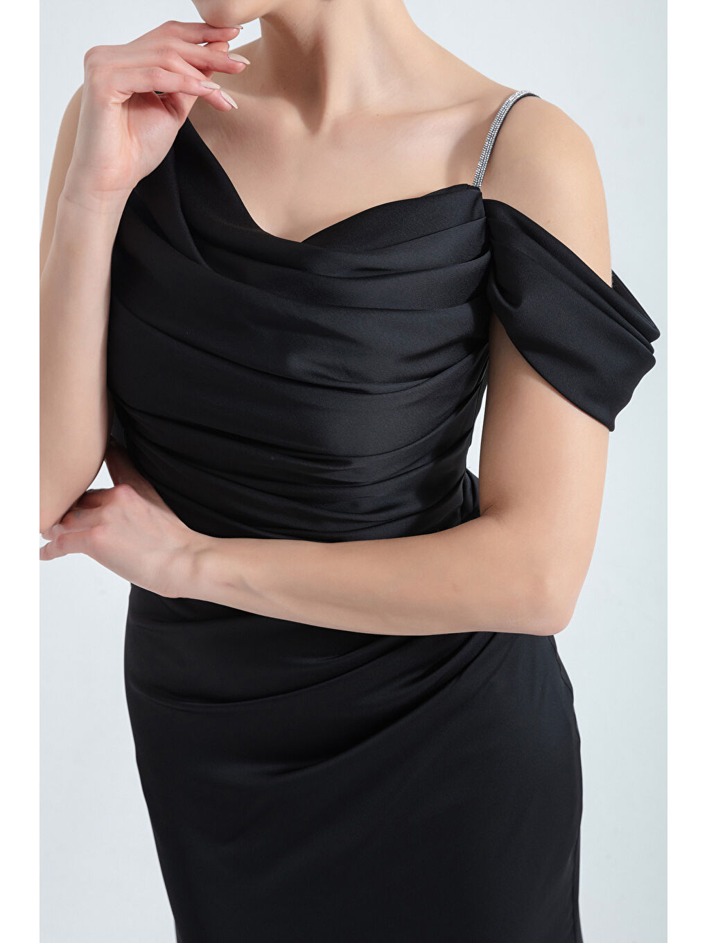 Kadın Siyah Tek Omuzlu Taş Askılı Uzun Saten Abiye Elbise-1