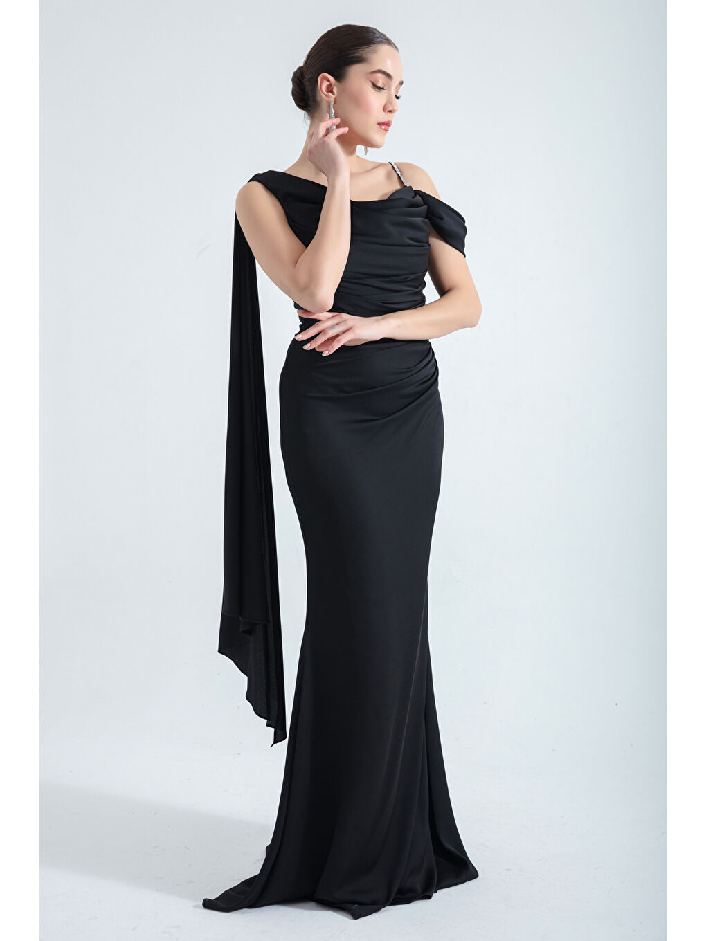 Kadın Siyah Tek Omuzlu Taş Askılı Uzun Saten Abiye Elbise-3