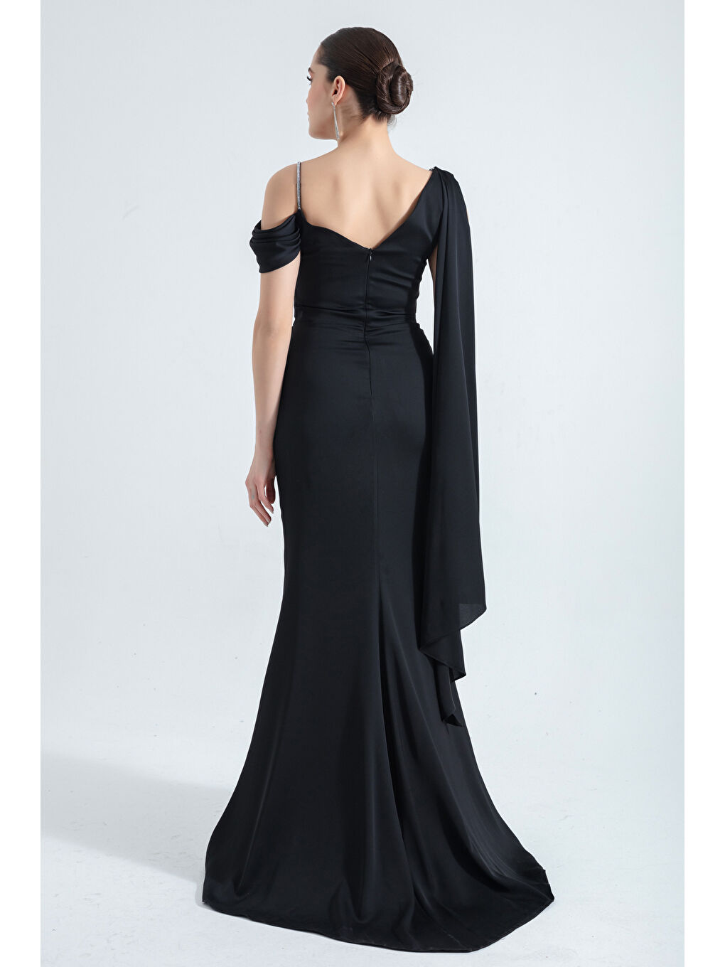 Kadın Siyah Tek Omuzlu Taş Askılı Uzun Saten Abiye Elbise-4
