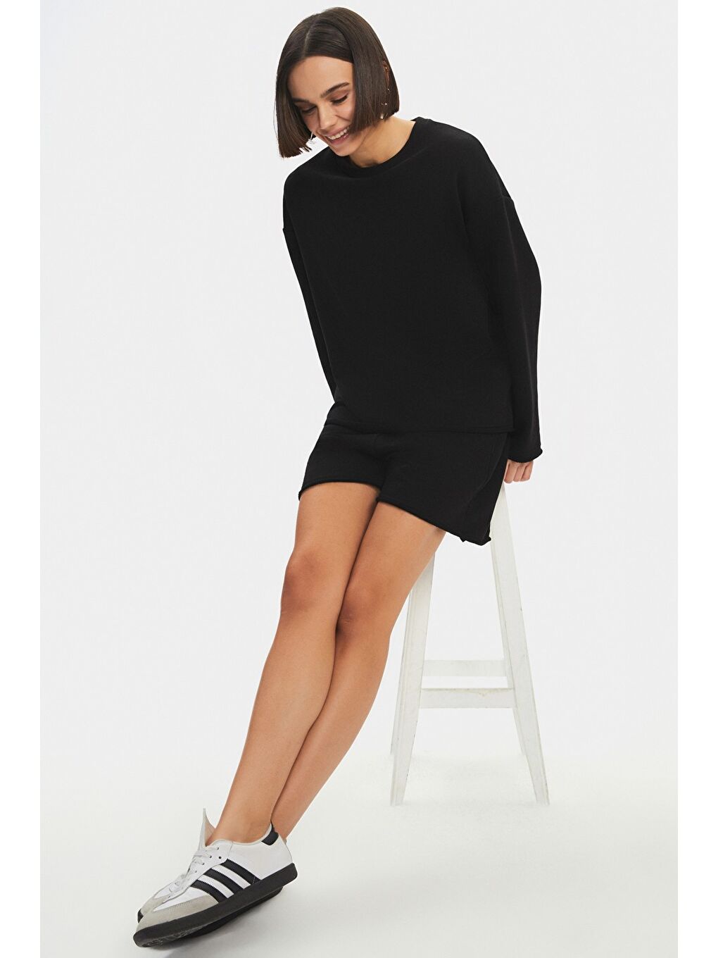 Siyah Kadın Pamuk Karışımlı Bisiklet Yaka Sweatshirt Şort Takım-3