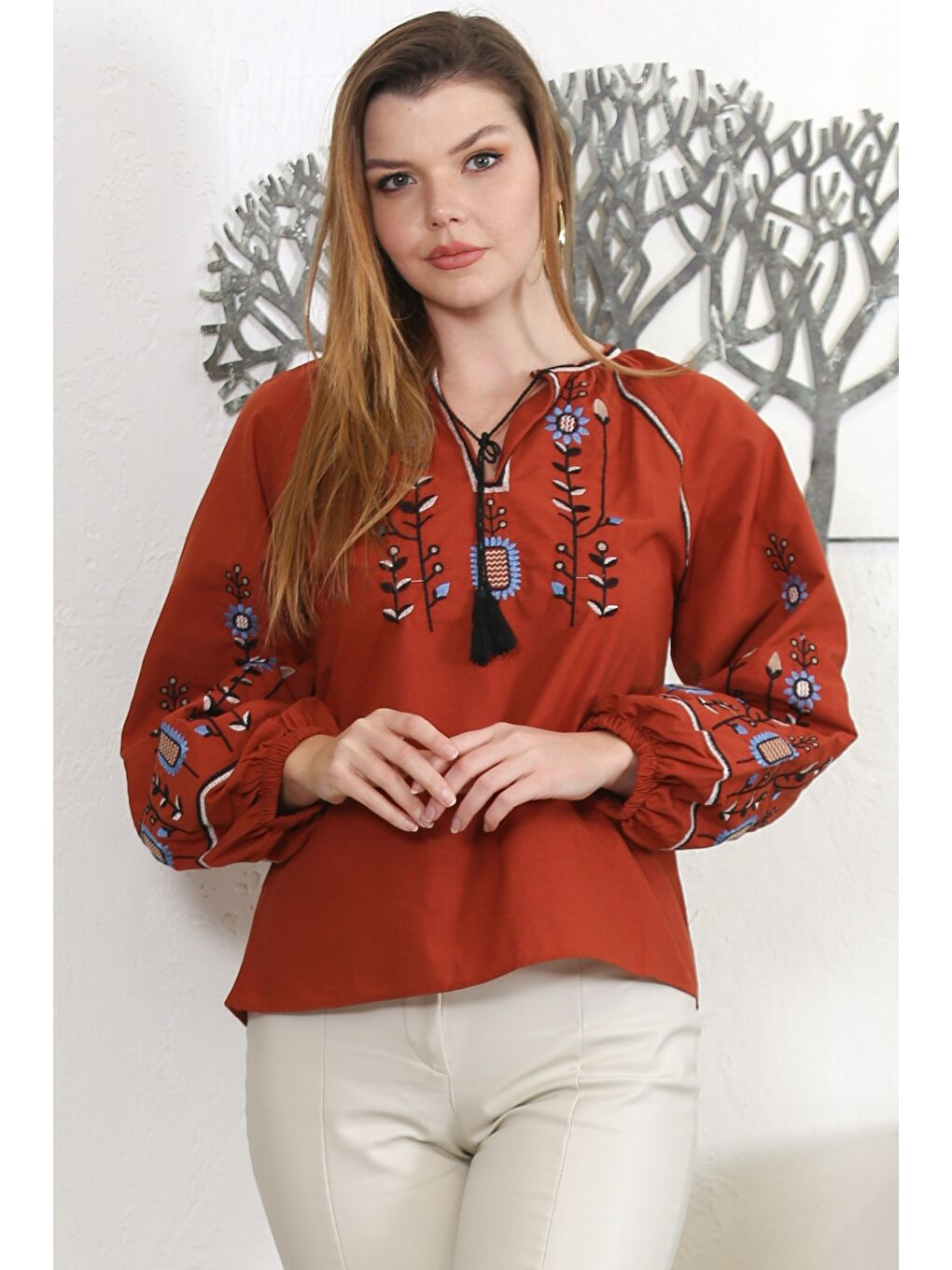 Kahverengi Kiremit Rengi Alttan Britli Yaka Balon Kol Bağlamalı Yaka Ve Kol Nakışlı Dokuma Casual Bluz