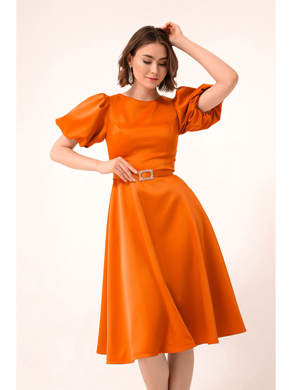 Kadın Turuncu Balon Kollu Taşlı Kemerli Mini Saten Abiye Elbise-1