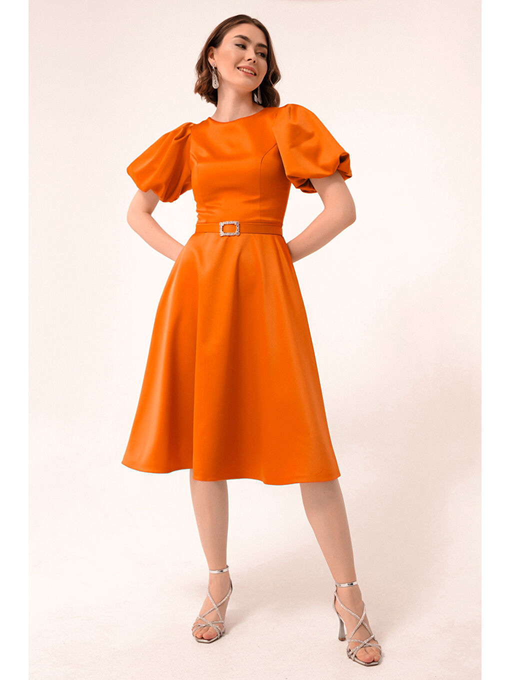 Kadın Turuncu Balon Kollu Taşlı Kemerli Mini Saten Abiye Elbise-2