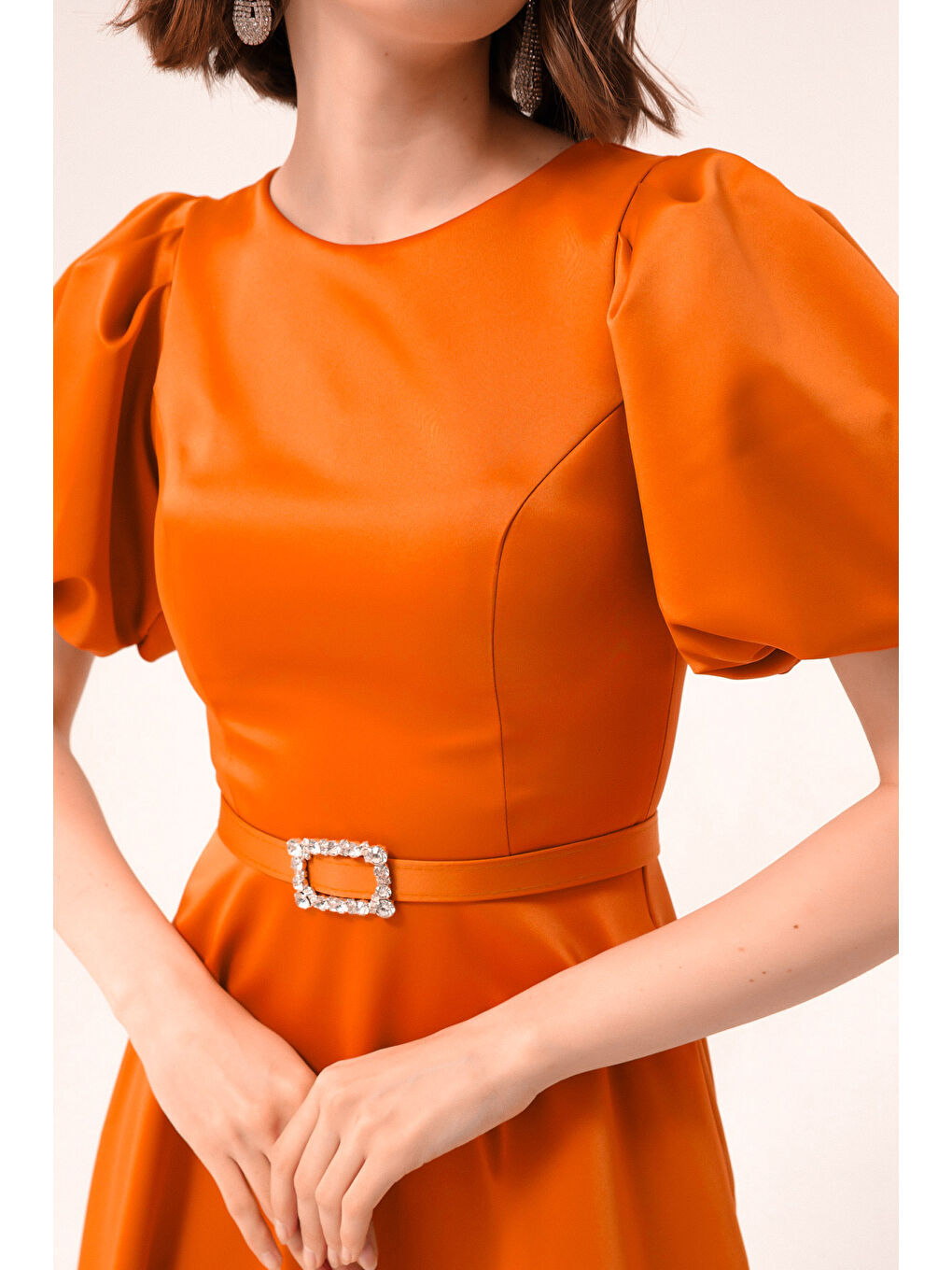 Kadın Turuncu Balon Kollu Taşlı Kemerli Mini Saten Abiye Elbise-3
