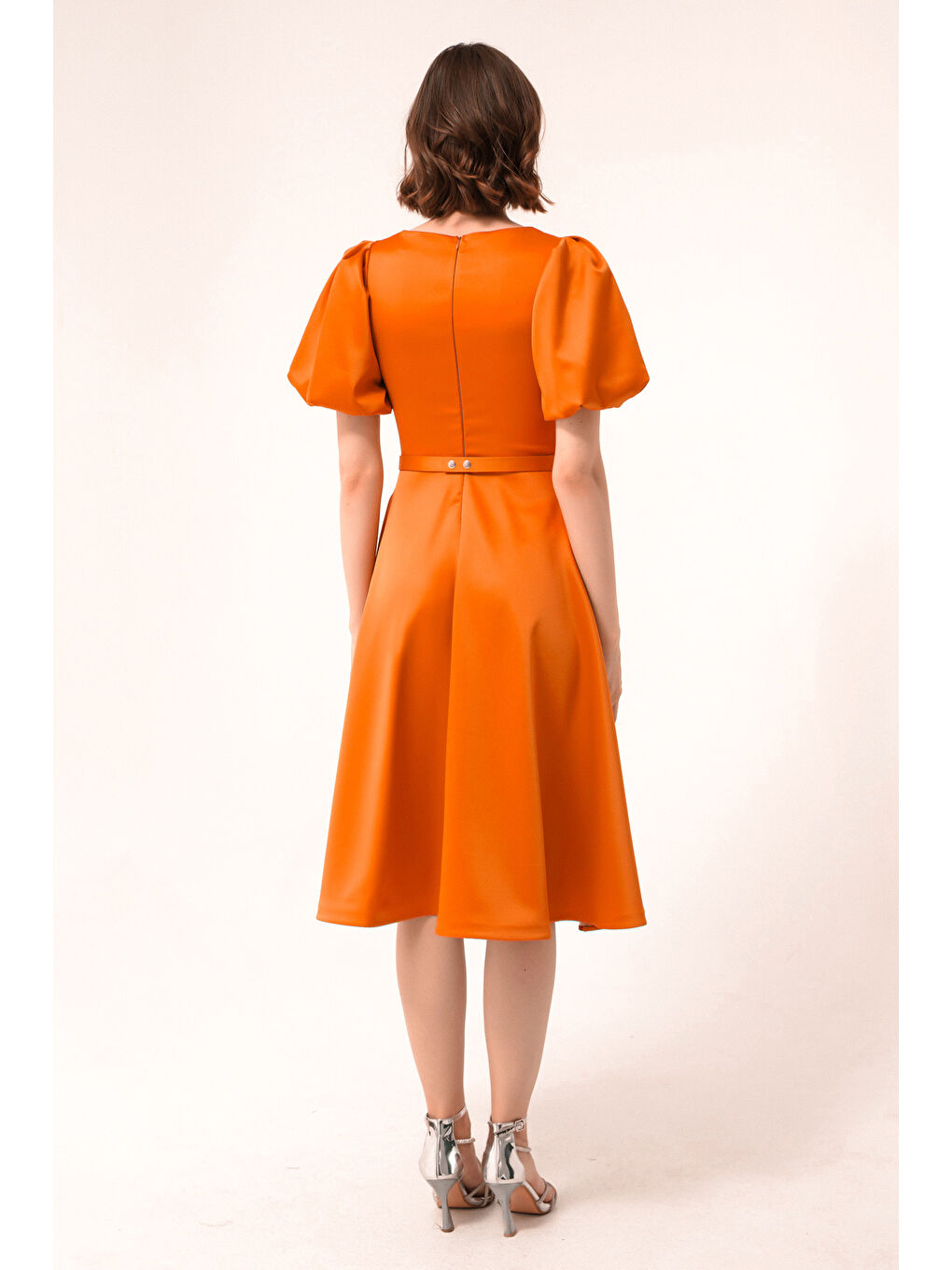 Kadın Turuncu Balon Kollu Taşlı Kemerli Mini Saten Abiye Elbise-4