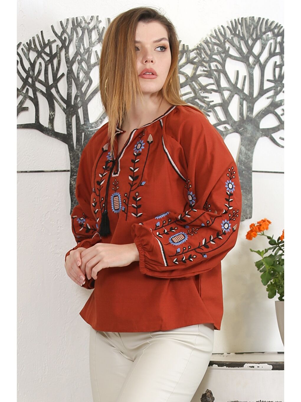 Kahverengi Kiremit Rengi Alttan Britli Yaka Balon Kol Bağlamalı Yaka Ve Kol Nakışlı Dokuma Casual Bluz-1