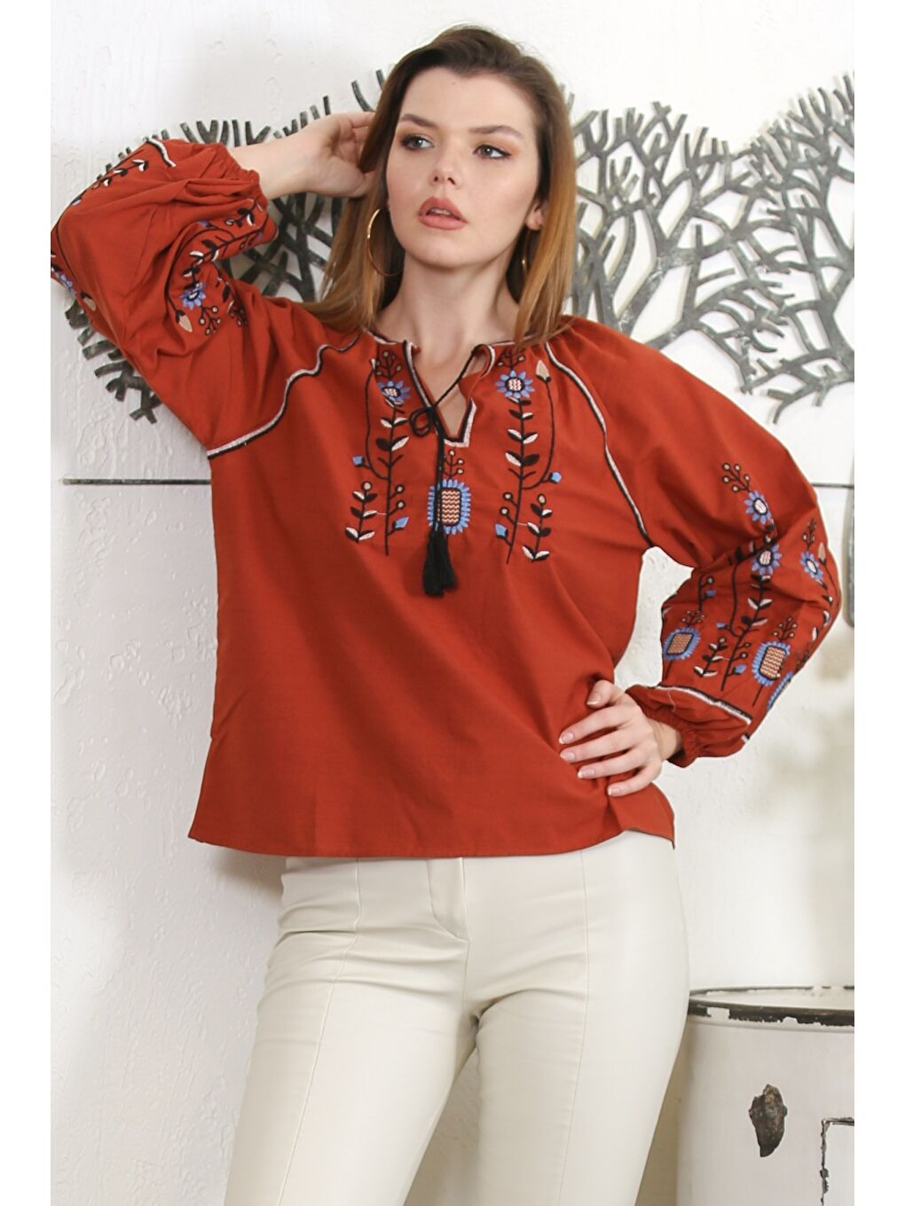 Kahverengi Kiremit Rengi Alttan Britli Yaka Balon Kol Bağlamalı Yaka Ve Kol Nakışlı Dokuma Casual Bluz-2