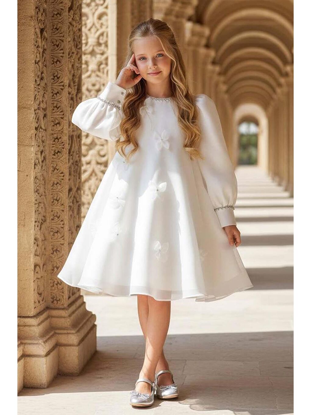 Kız Çocuk Yakası ve Bilekleri İnci İşlemeli Üzeri Boydan 3D Yonca Detaylı İçi Astarlı Beyaz Elbise