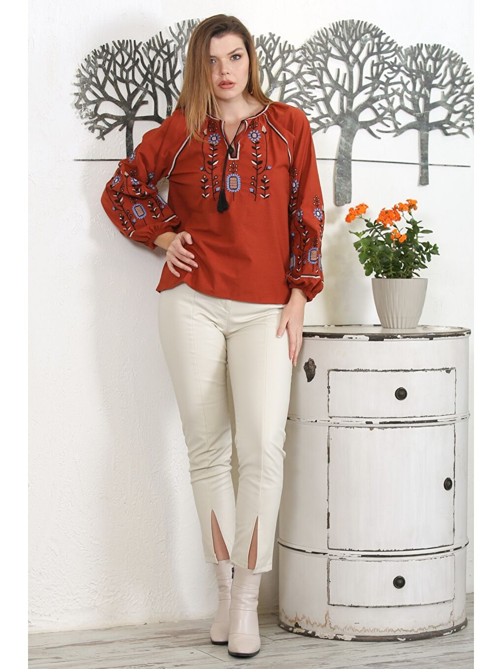 Kahverengi Kiremit Rengi Alttan Britli Yaka Balon Kol Bağlamalı Yaka Ve Kol Nakışlı Dokuma Casual Bluz-3