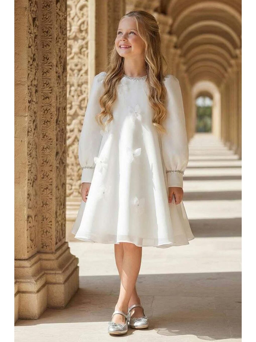 Kız Çocuk Yakası ve Bilekleri İnci İşlemeli Üzeri Boydan 3D Yonca Detaylı İçi Astarlı Beyaz Elbise-1