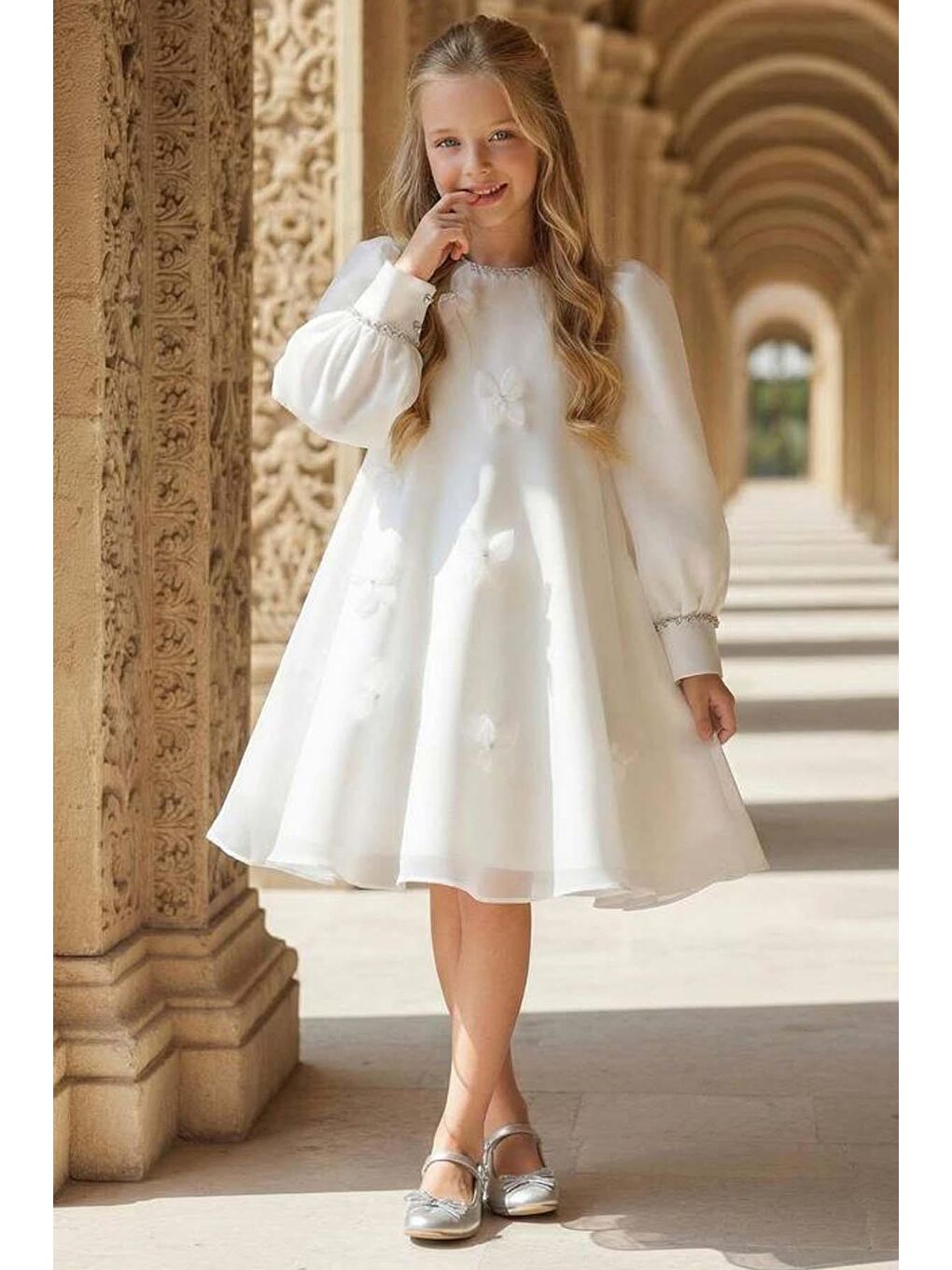 Kız Çocuk Yakası ve Bilekleri İnci İşlemeli Üzeri Boydan 3D Yonca Detaylı İçi Astarlı Beyaz Elbise-2