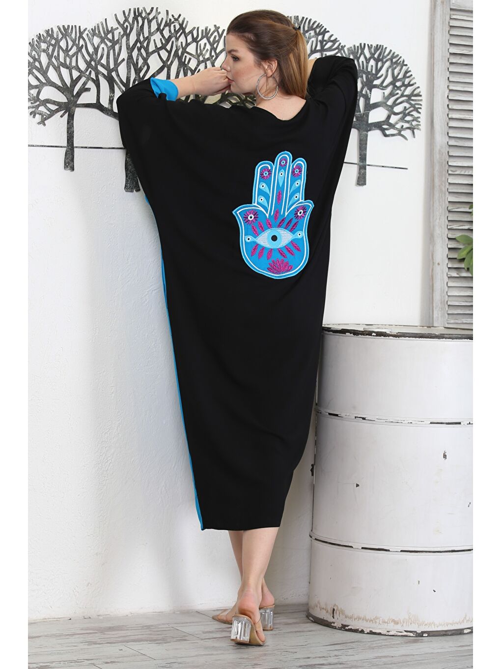 Beyaz Siyah-Mavi V Yaka 3/4 Kol Fatma Ana Eli Düğmeli Gizli Cepli Nakışlı Casual Dokuma Elbise-1