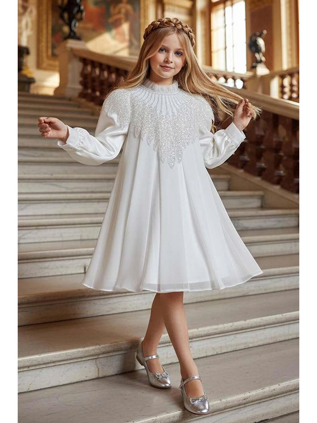 Kız Çocuk Yakası Fırfırlı ve Elmas Taştan Şal Detaylı Pliseli Şifon Beyaz Elbise-1