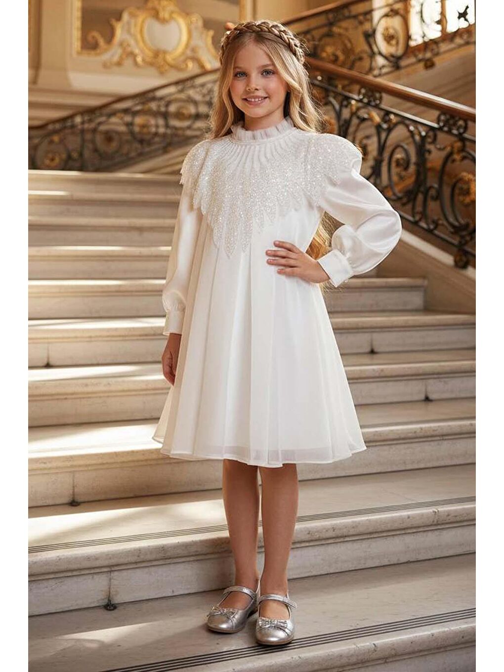 Kız Çocuk Yakası Fırfırlı ve Elmas Taştan Şal Detaylı Pliseli Şifon Beyaz Elbise-2