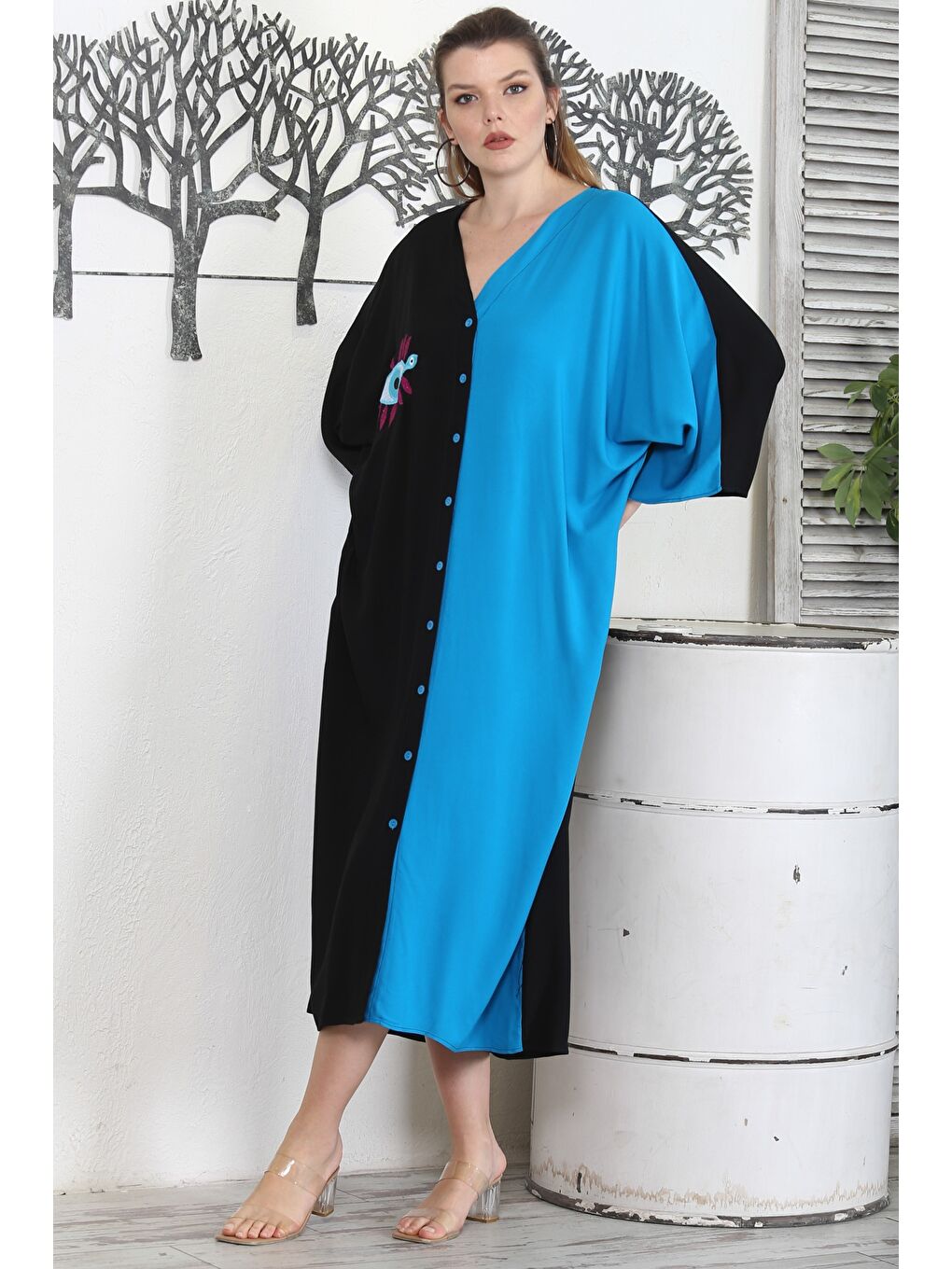 Beyaz Siyah-Mavi V Yaka 3/4 Kol Fatma Ana Eli Düğmeli Gizli Cepli Nakışlı Casual Dokuma Elbise-2