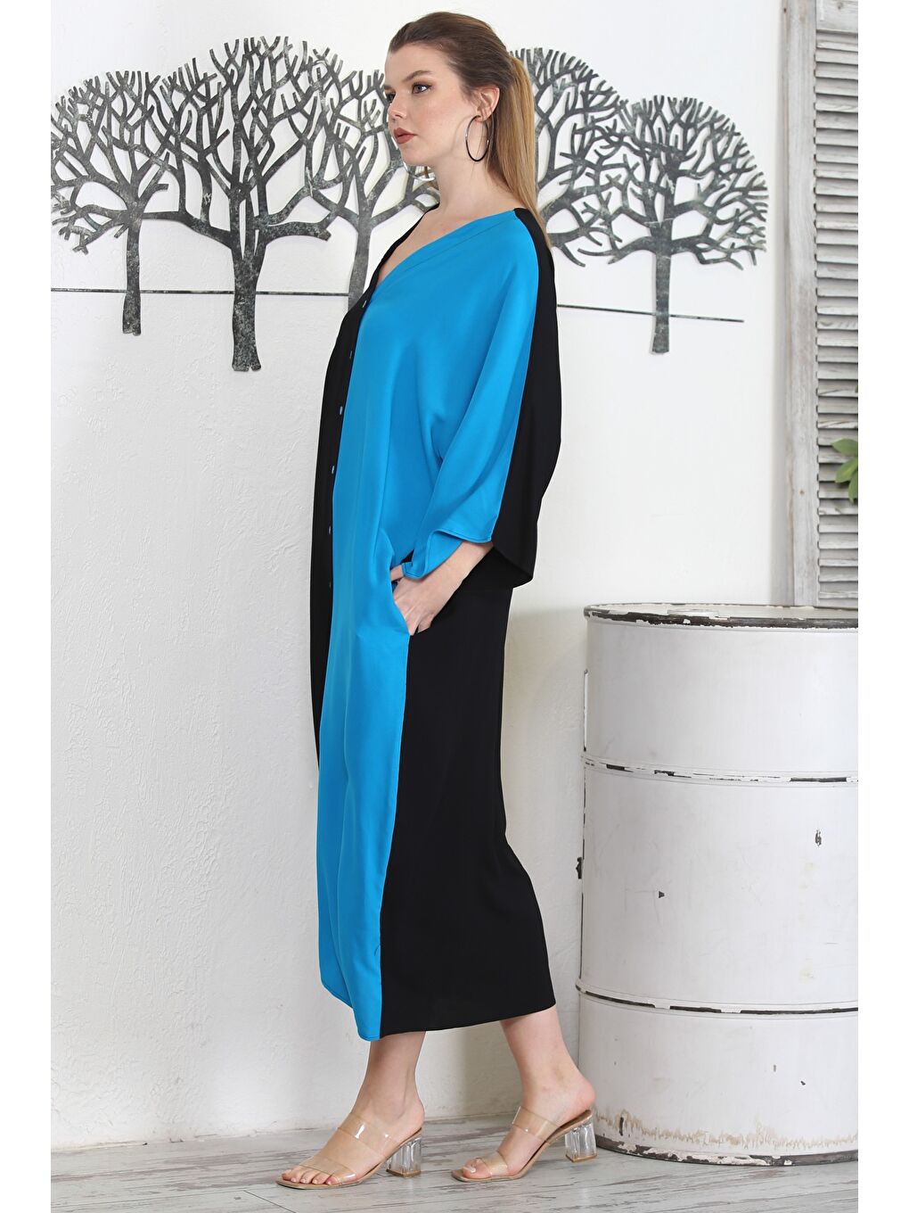 Beyaz Siyah-Mavi V Yaka 3/4 Kol Fatma Ana Eli Düğmeli Gizli Cepli Nakışlı Casual Dokuma Elbise-3