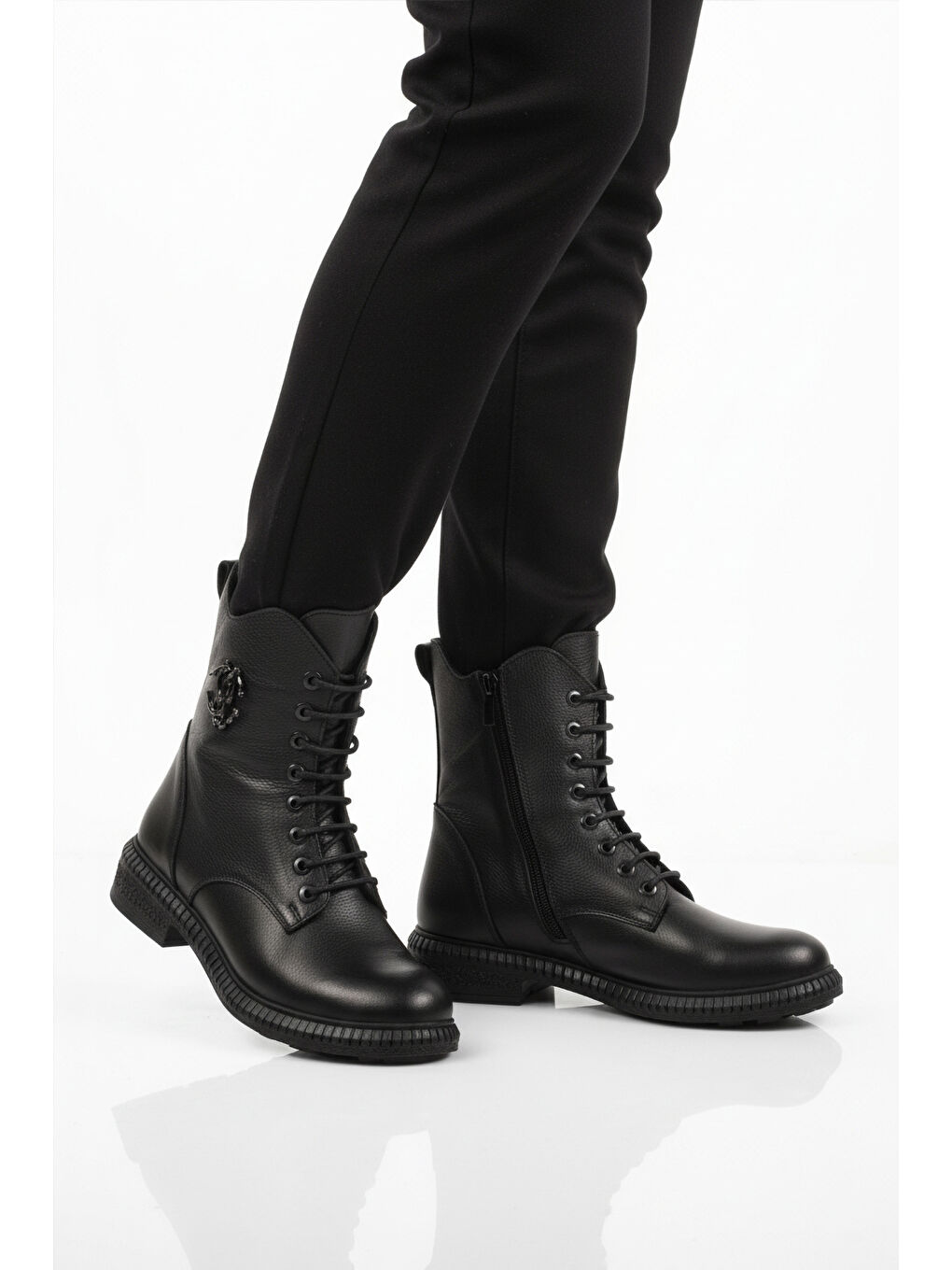 Siyah Hakiki Deri Bağcıklı Kaymaz Polarlı Kadın Bot 20912-1 Z