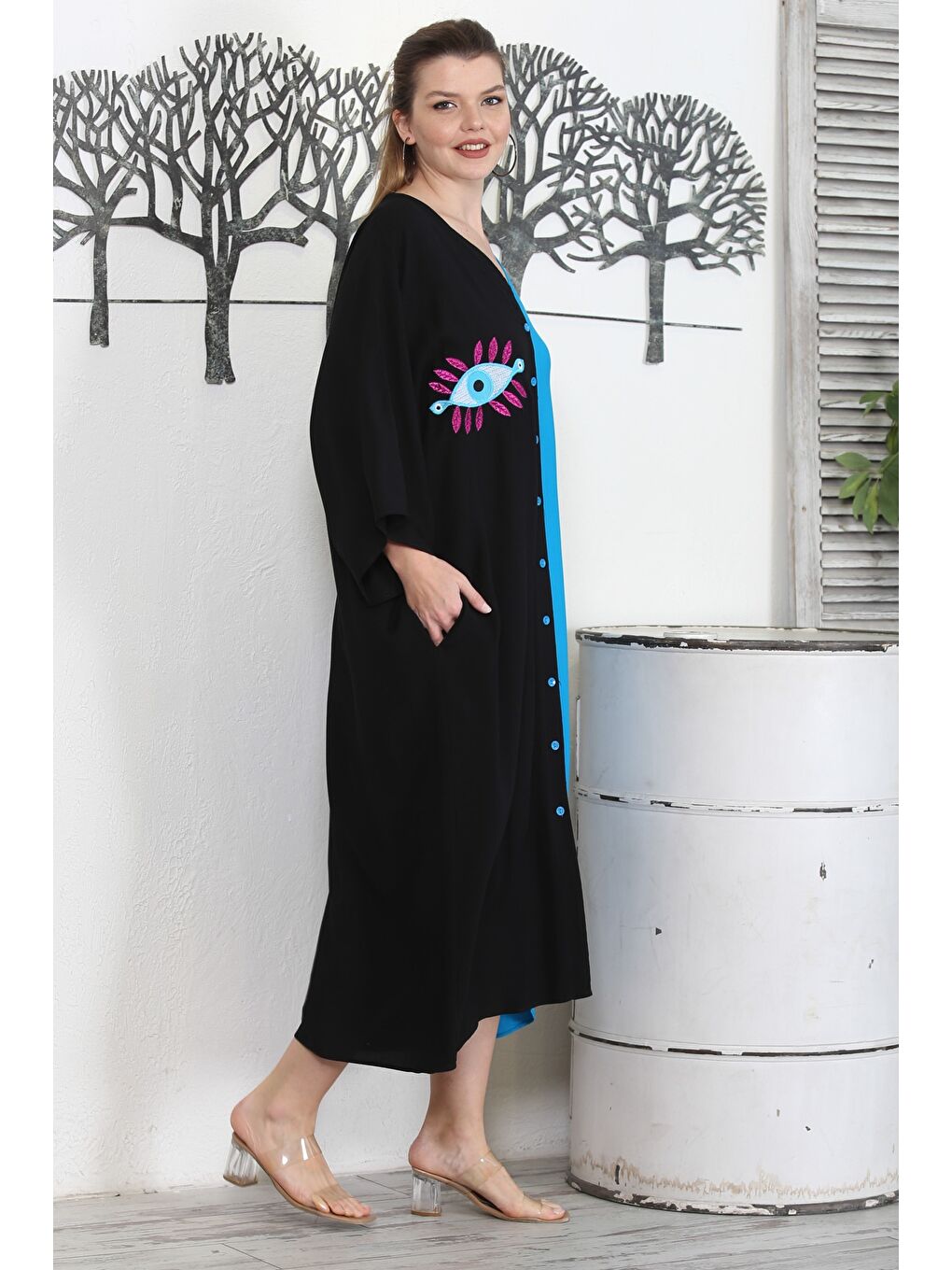 Beyaz Siyah-Mavi V Yaka 3/4 Kol Fatma Ana Eli Düğmeli Gizli Cepli Nakışlı Casual Dokuma Elbise-4