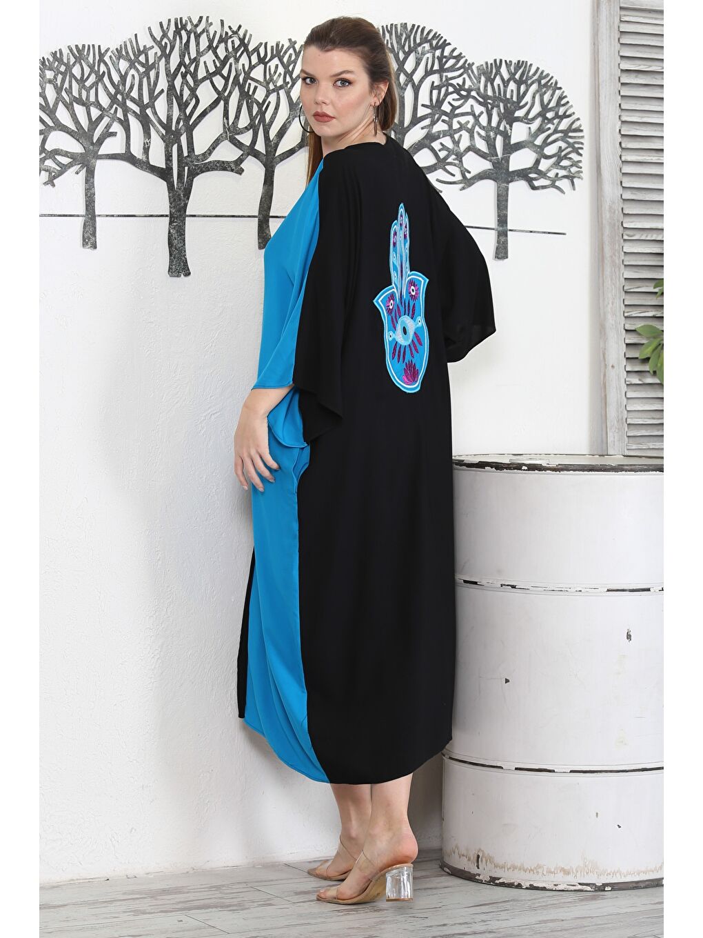 Beyaz Siyah-Mavi V Yaka 3/4 Kol Fatma Ana Eli Düğmeli Gizli Cepli Nakışlı Casual Dokuma Elbise-5