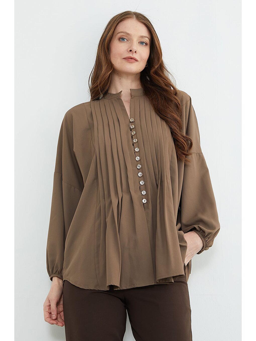 Bej Fullamodest Pileli Kolu Bağlamalı Gömlek