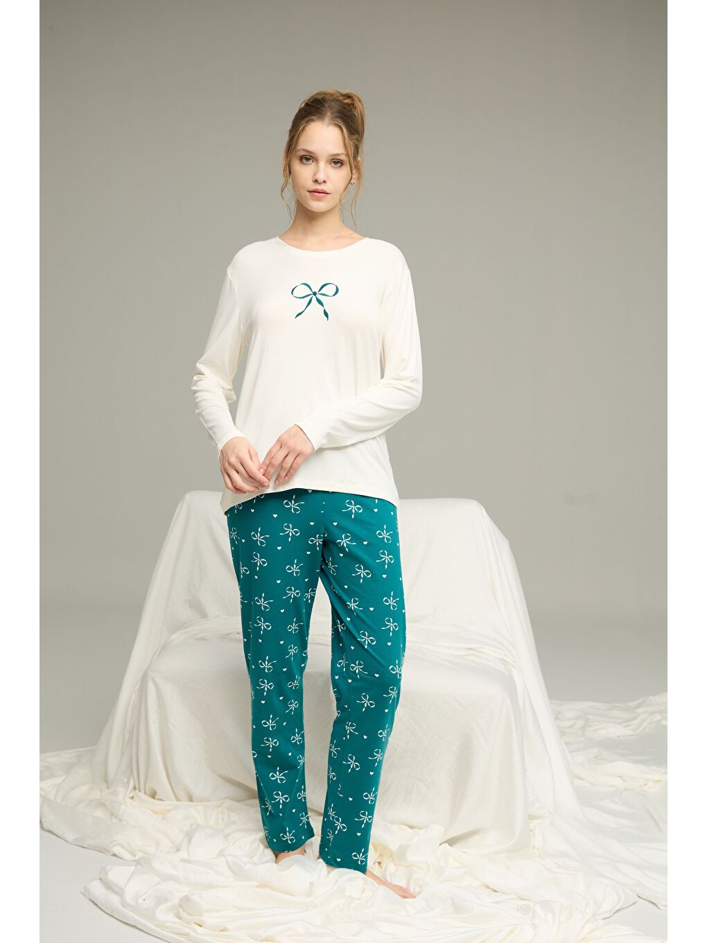 Ekru Kurdele Desenli Pamuklu Bisiklet Yaka Örme Pijama Takım25241159