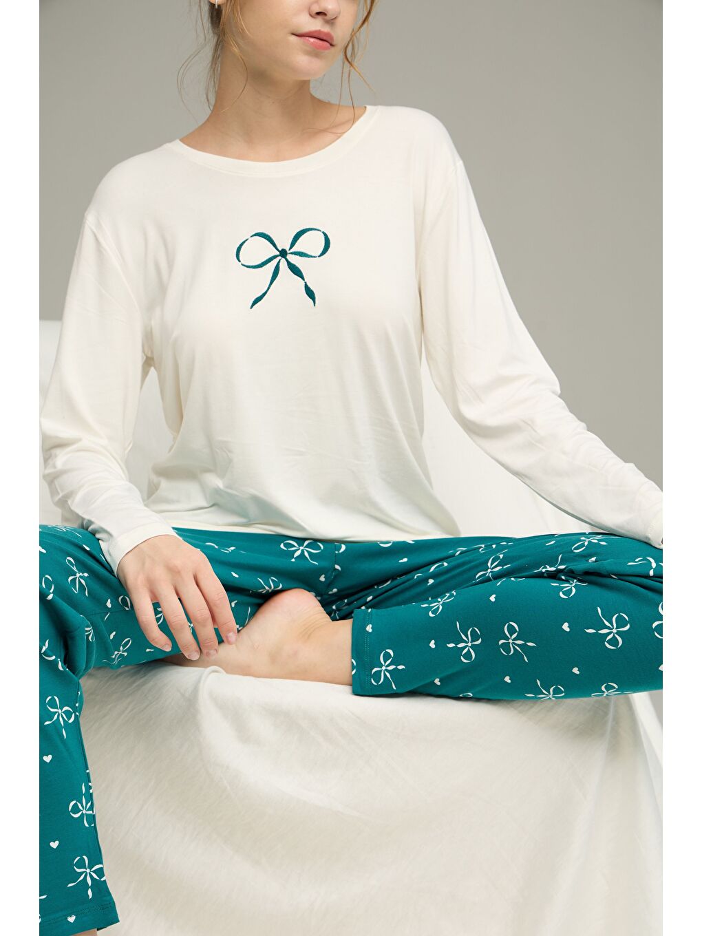 Ekru Kurdele Desenli Pamuklu Bisiklet Yaka Örme Pijama Takım25241159-1