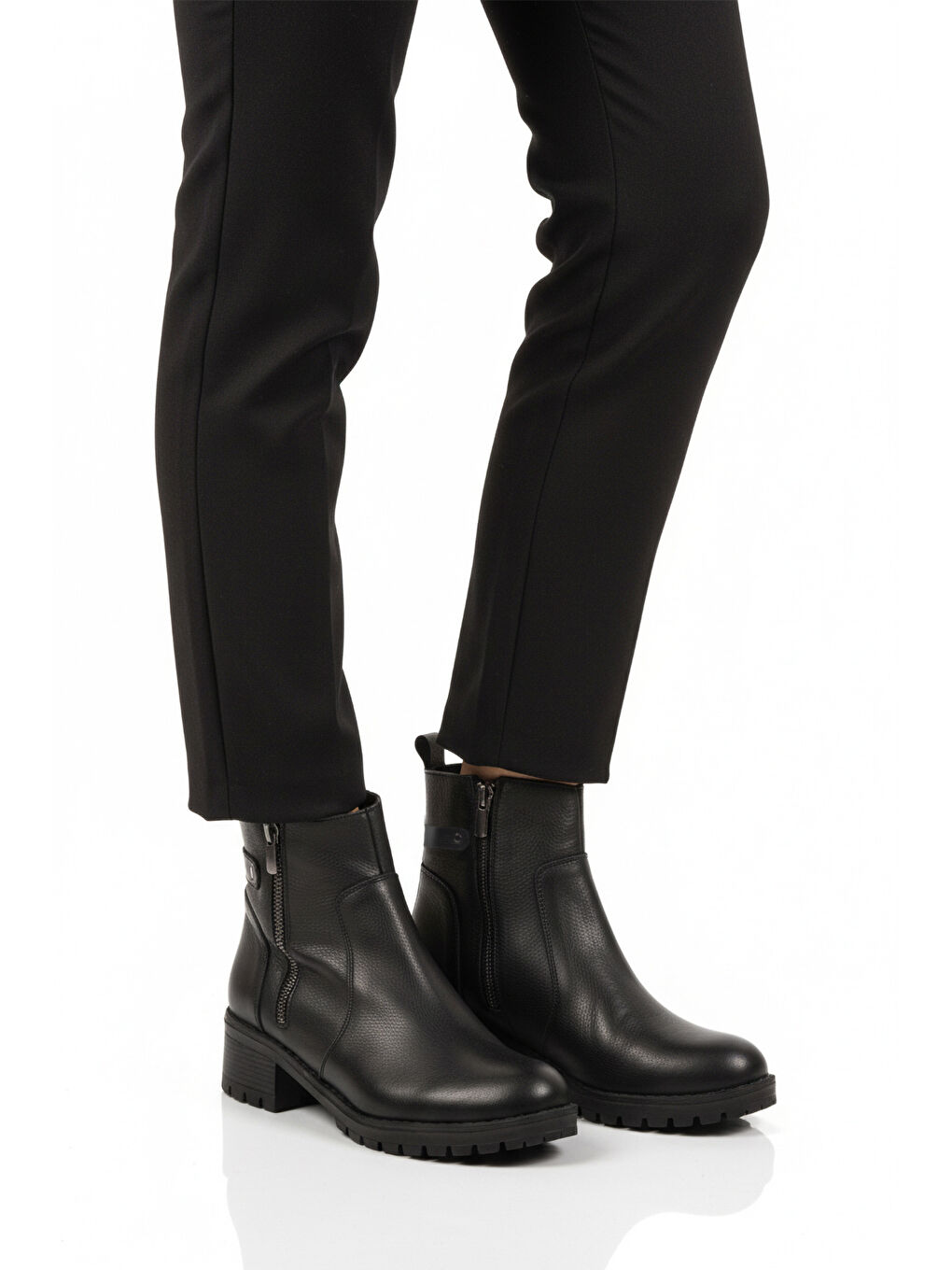 Siyah Hakiki Deri Fermuarlı Polarlı Kadın Topuklu Bot 4663-1 Z