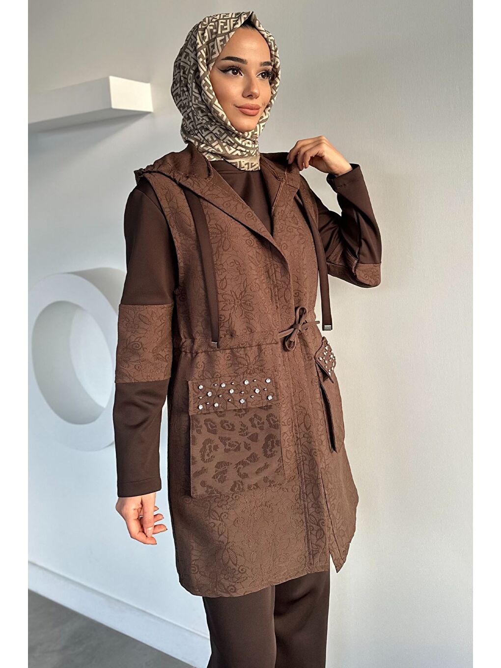 Kahverengi Kapüşonlu Yelek Tunik Pantolon Tesettür Üçlü Takım-2