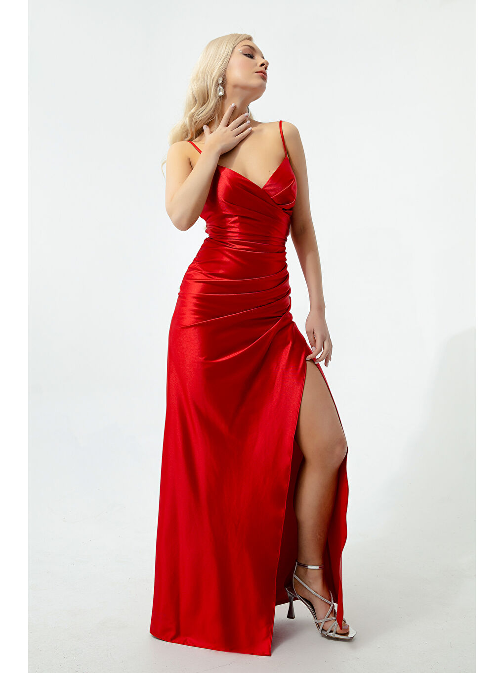 Kadın Kırmızı Sırt Dekolteli Yırtmaçlı Uzun Abiye Elbise-1