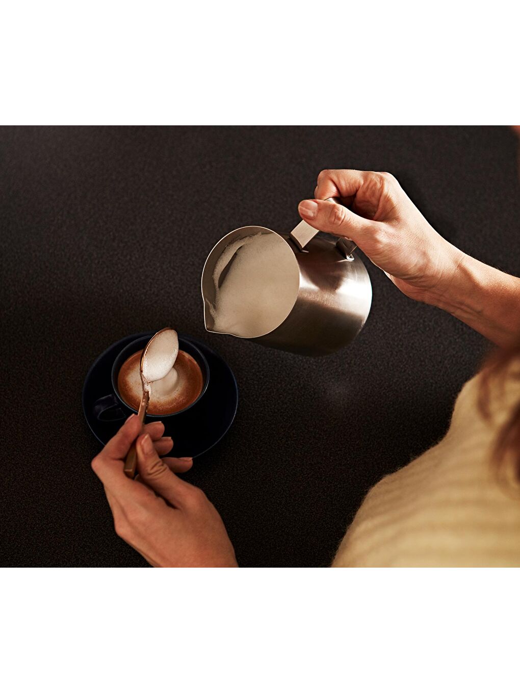 Gri Süt Potu, Metal