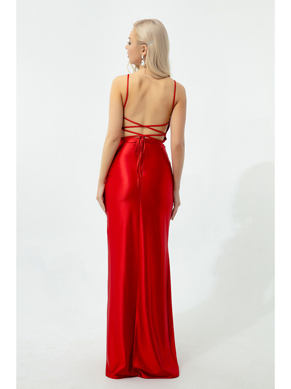 Kadın Kırmızı Sırt Dekolteli Yırtmaçlı Uzun Abiye Elbise-4