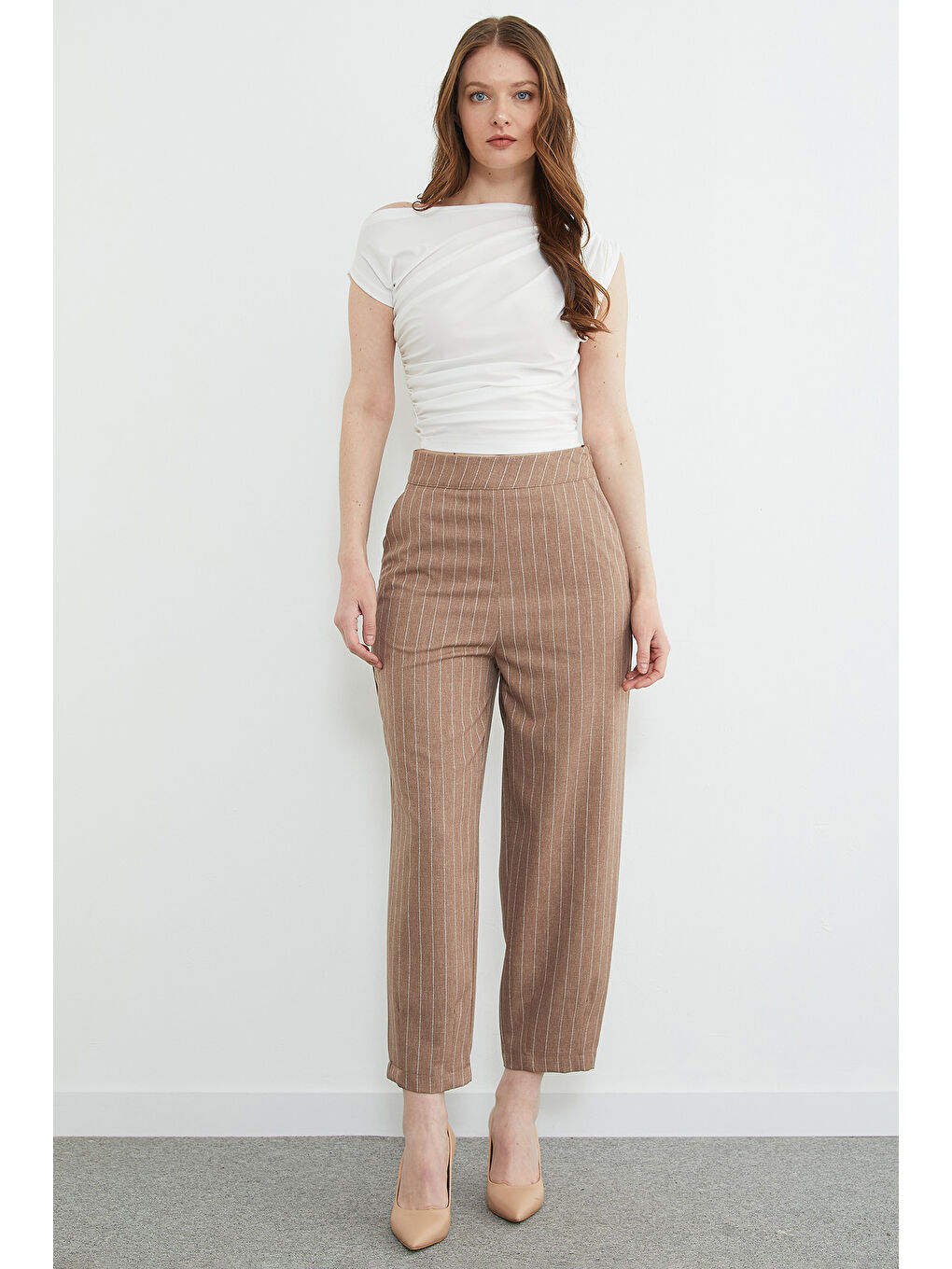 Bej Çizgili Fermuarlı Pensli Cepli Pantolon
