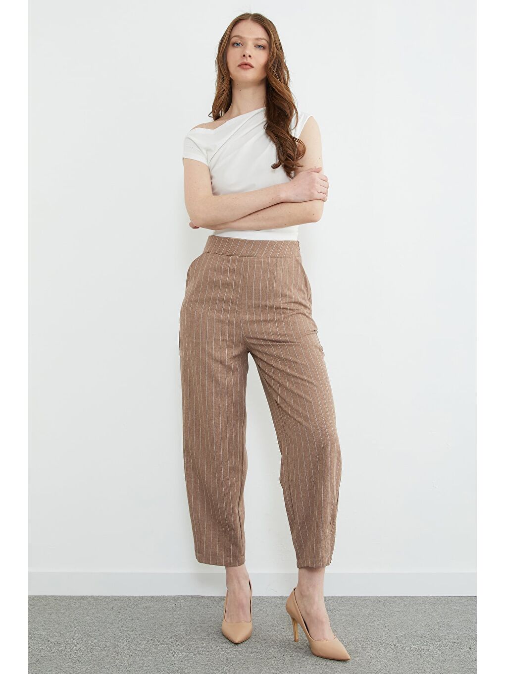 Bej Çizgili Fermuarlı Pensli Cepli Pantolon-1