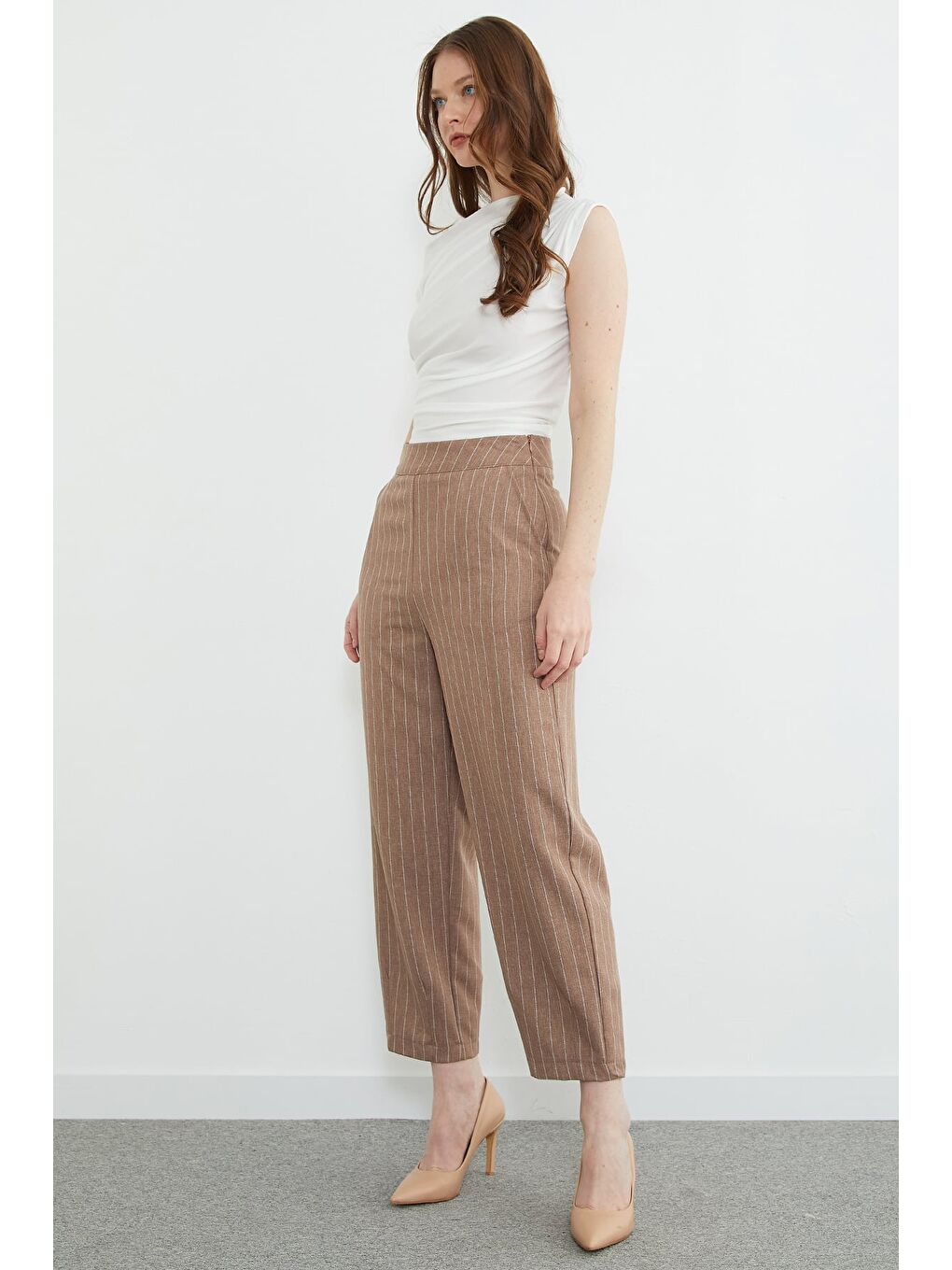Bej Çizgili Fermuarlı Pensli Cepli Pantolon-2