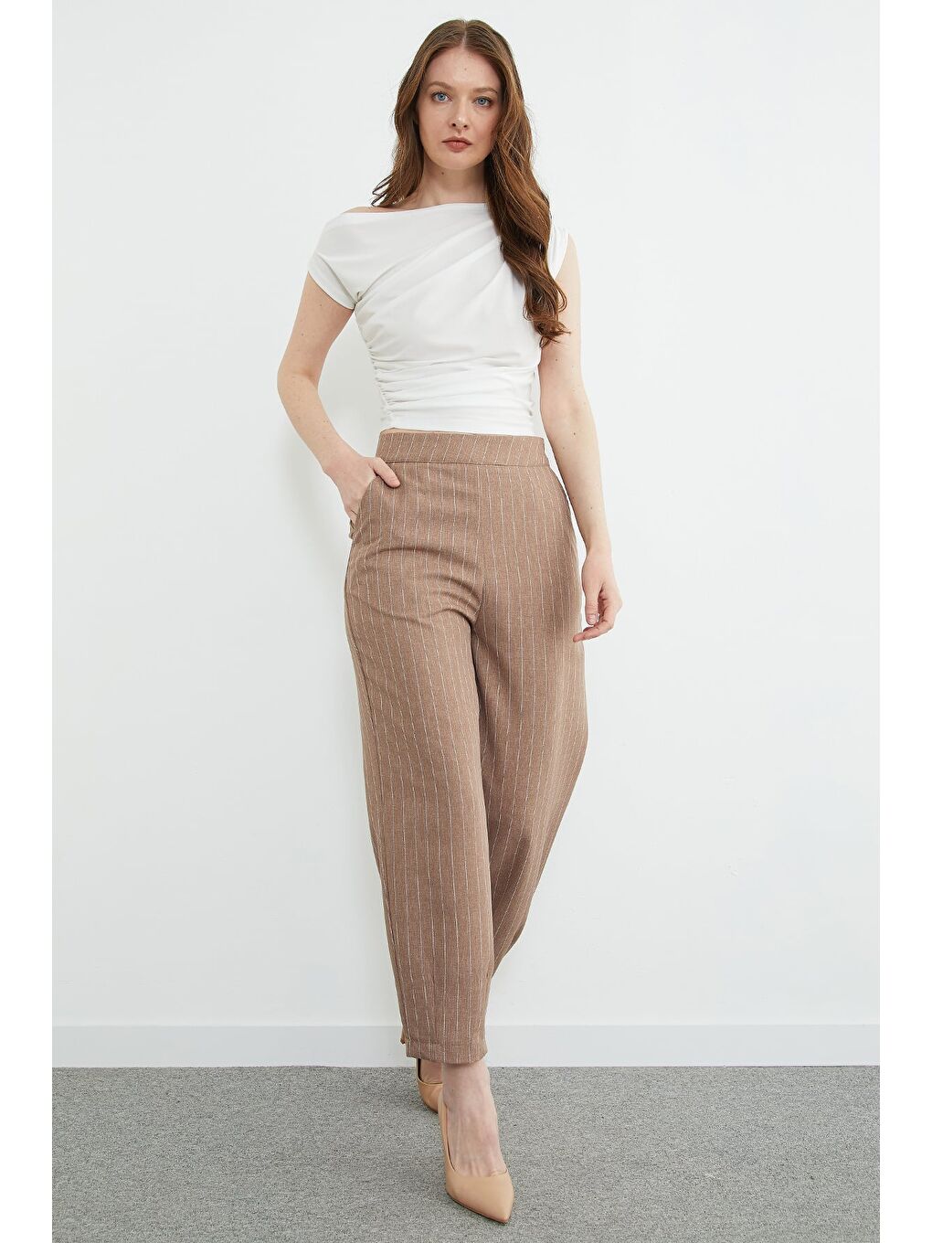 Bej Çizgili Fermuarlı Pensli Cepli Pantolon-3