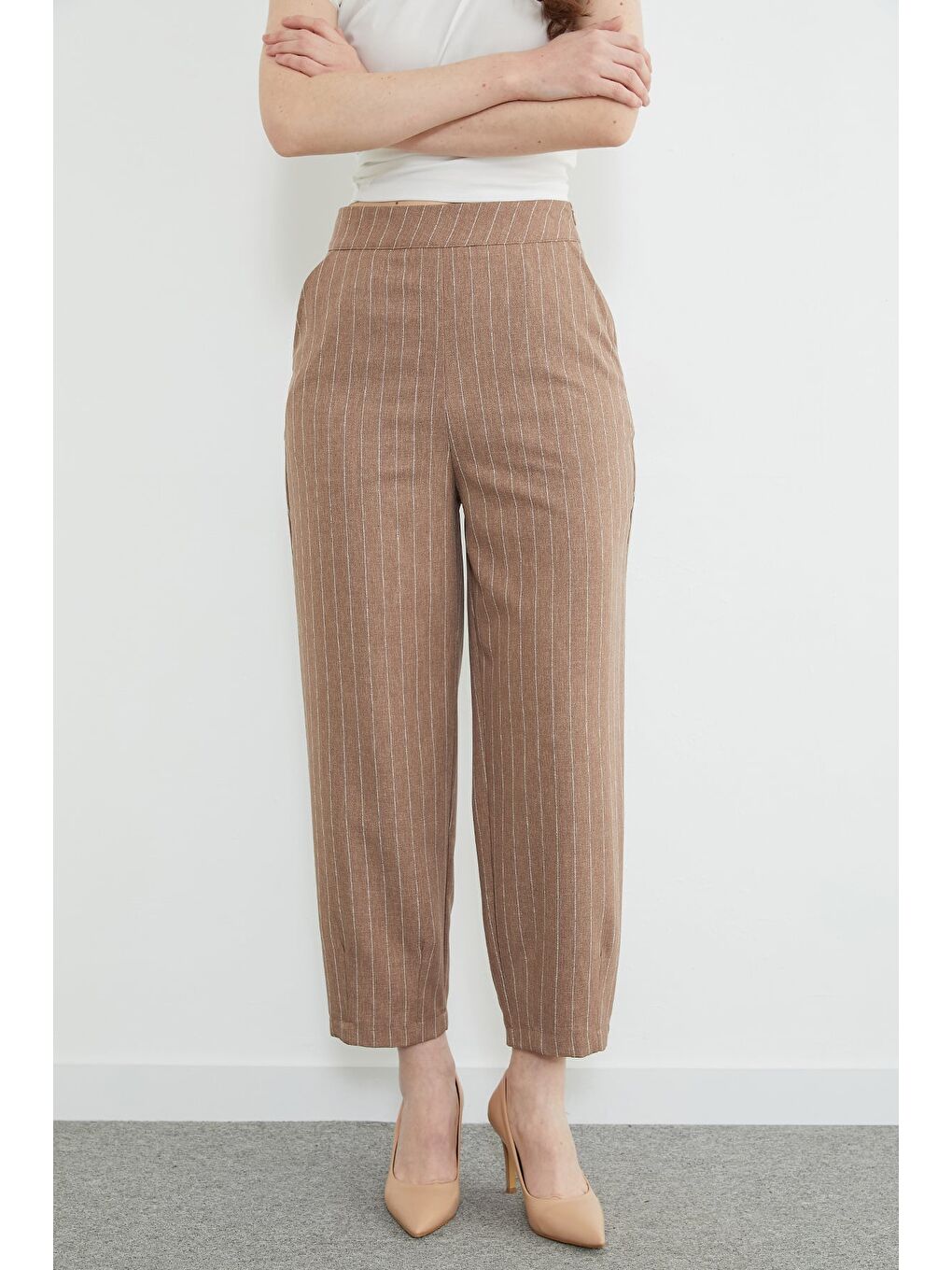 Bej Çizgili Fermuarlı Pensli Cepli Pantolon-4