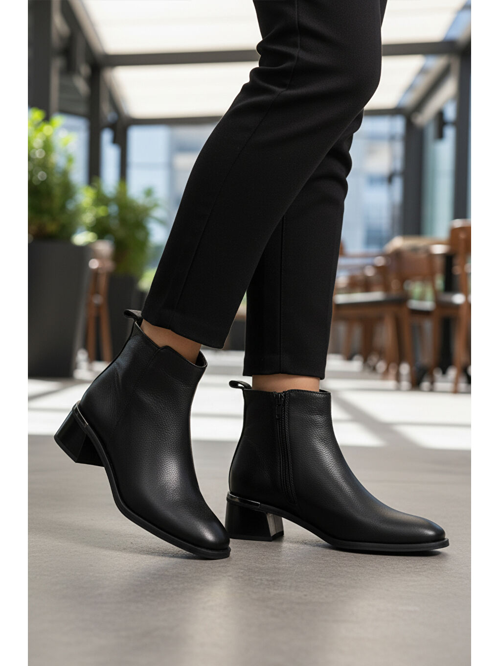 Siyah Hakiki Deri Polarlı Fermuarlı Kaymaz Kadın Bot 9786-1 Z-1