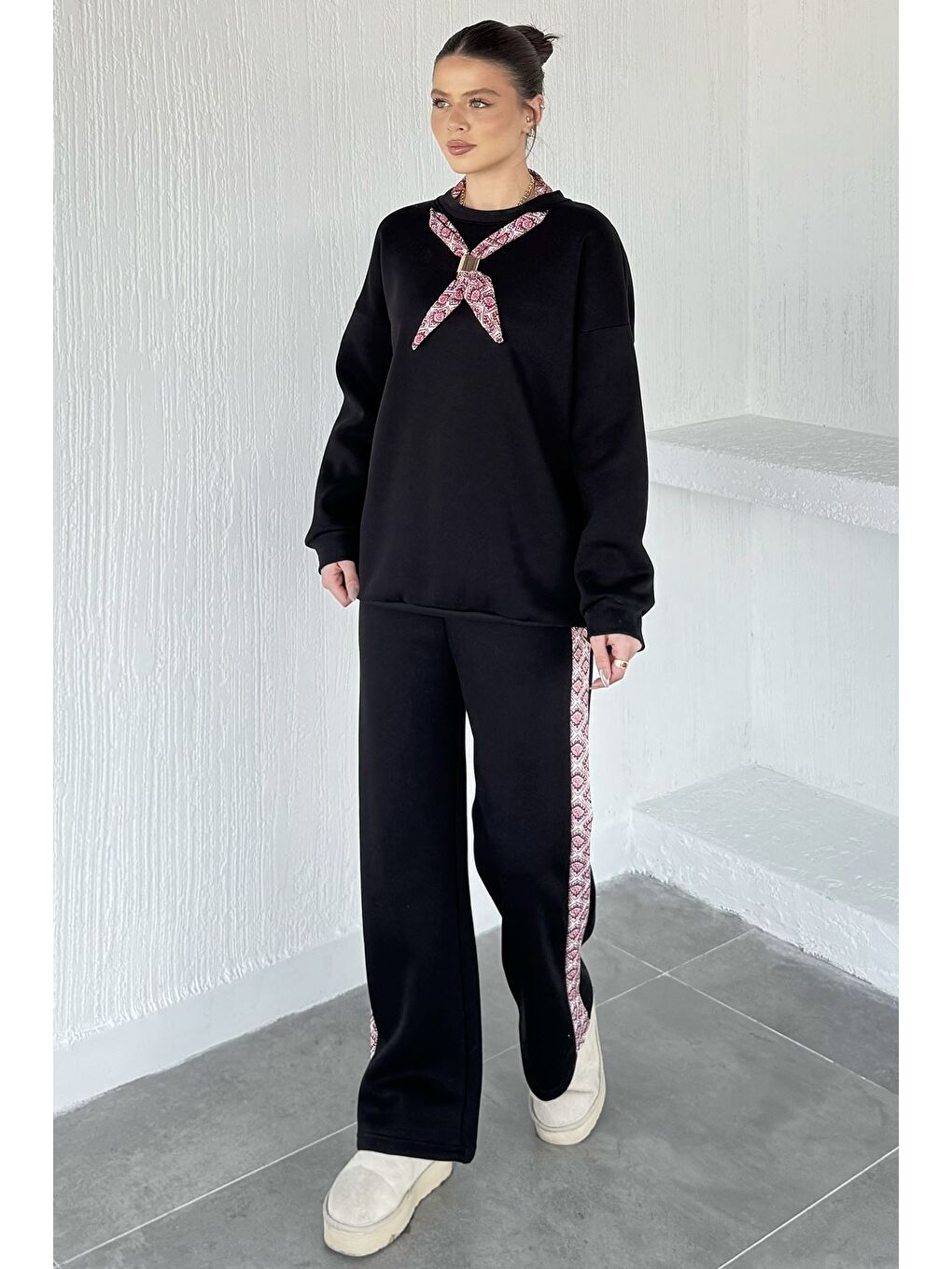Siyah Kadın Fular Aksesuarlı Bisiklet Yaka Şardonlu Sweat Bel Lastikli Pantolon İkili Takım-1