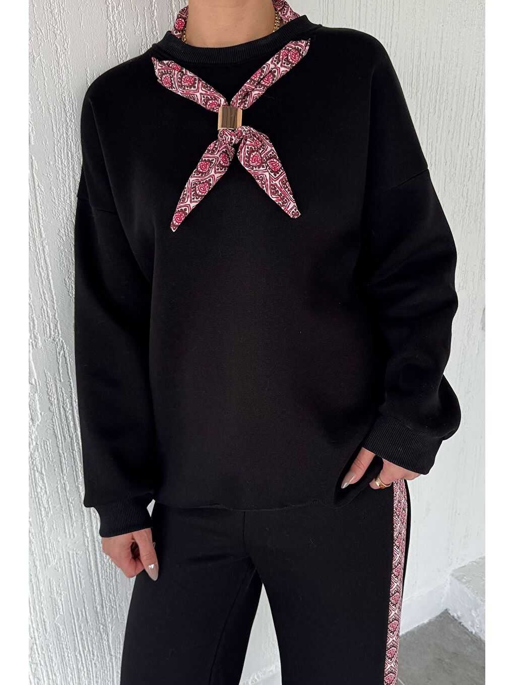 Siyah Kadın Fular Aksesuarlı Bisiklet Yaka Şardonlu Sweat Bel Lastikli Pantolon İkili Takım-2