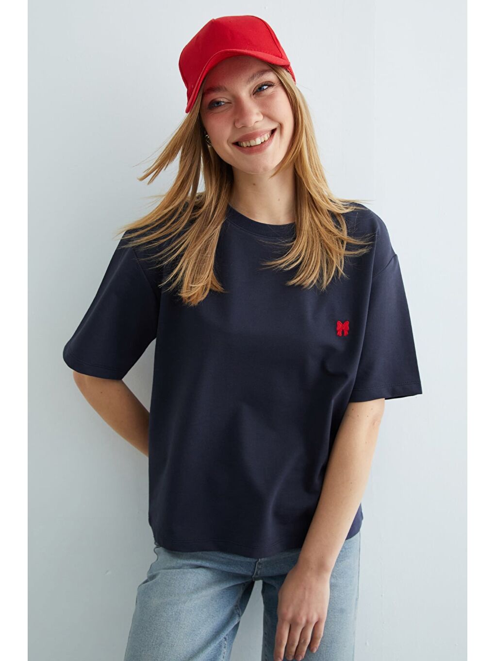 Gri Basic Fiyonk Nakışlı Bisiklet Yaka Tişört-1