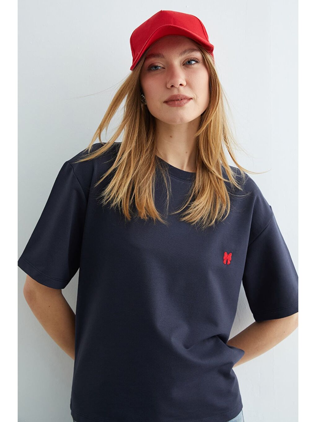 Gri Basic Fiyonk Nakışlı Bisiklet Yaka Tişört-2