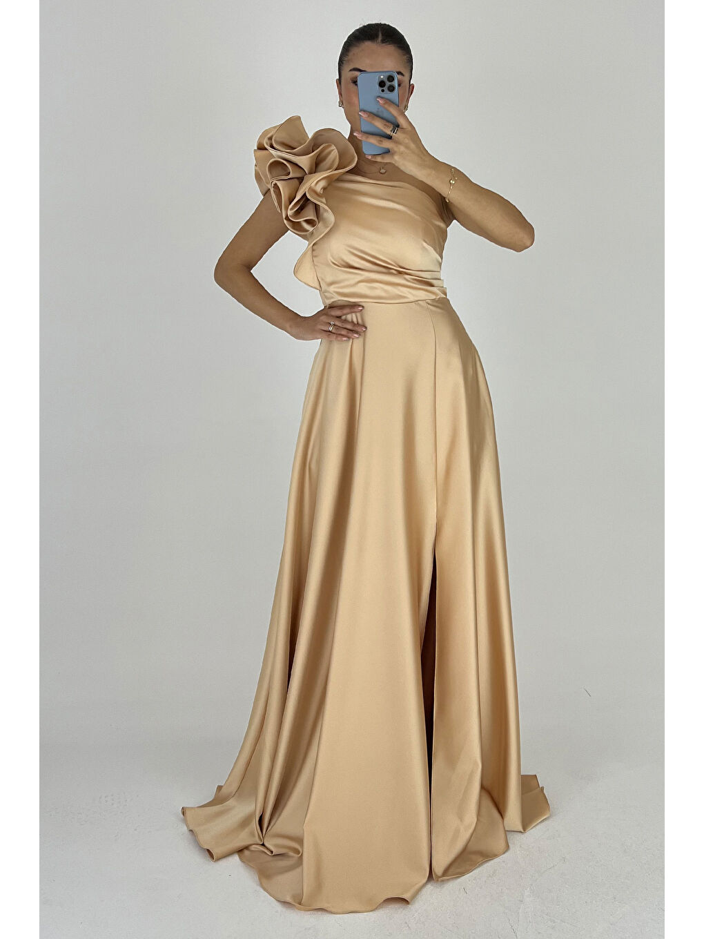 Sarı Kadın Gold Tek Omuzlu Fırfırlı Uzun Abiye Elbise