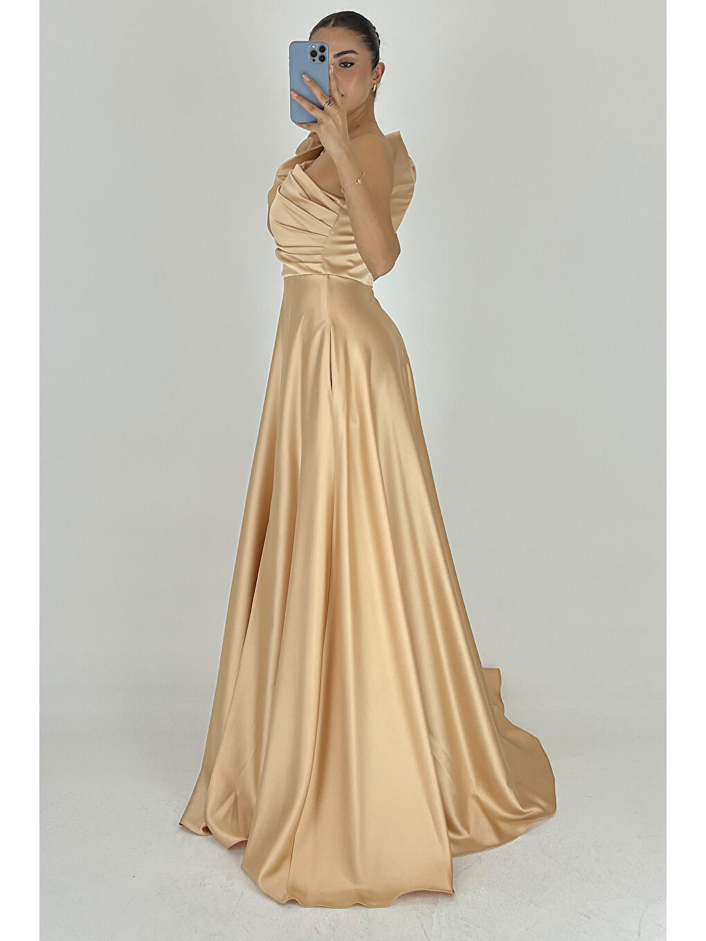 Sarı Kadın Gold Tek Omuzlu Fırfırlı Uzun Abiye Elbise-2