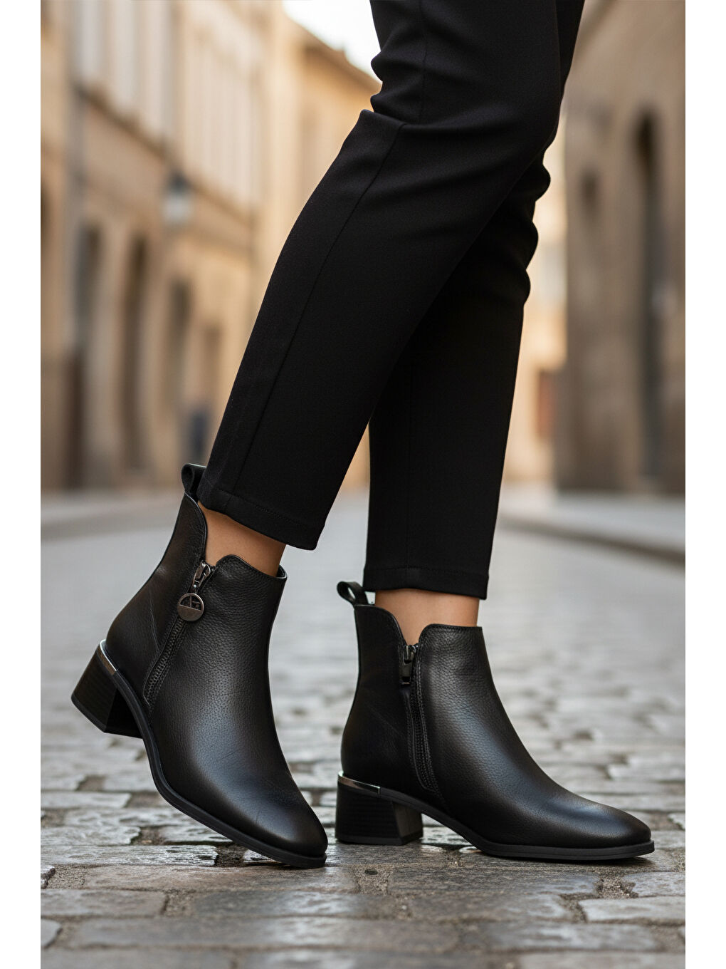 Siyah Hakiki Deri Polarlı Kaymaz Fermuarlı Kadın Topuklu Bot 9780-1 Z-2