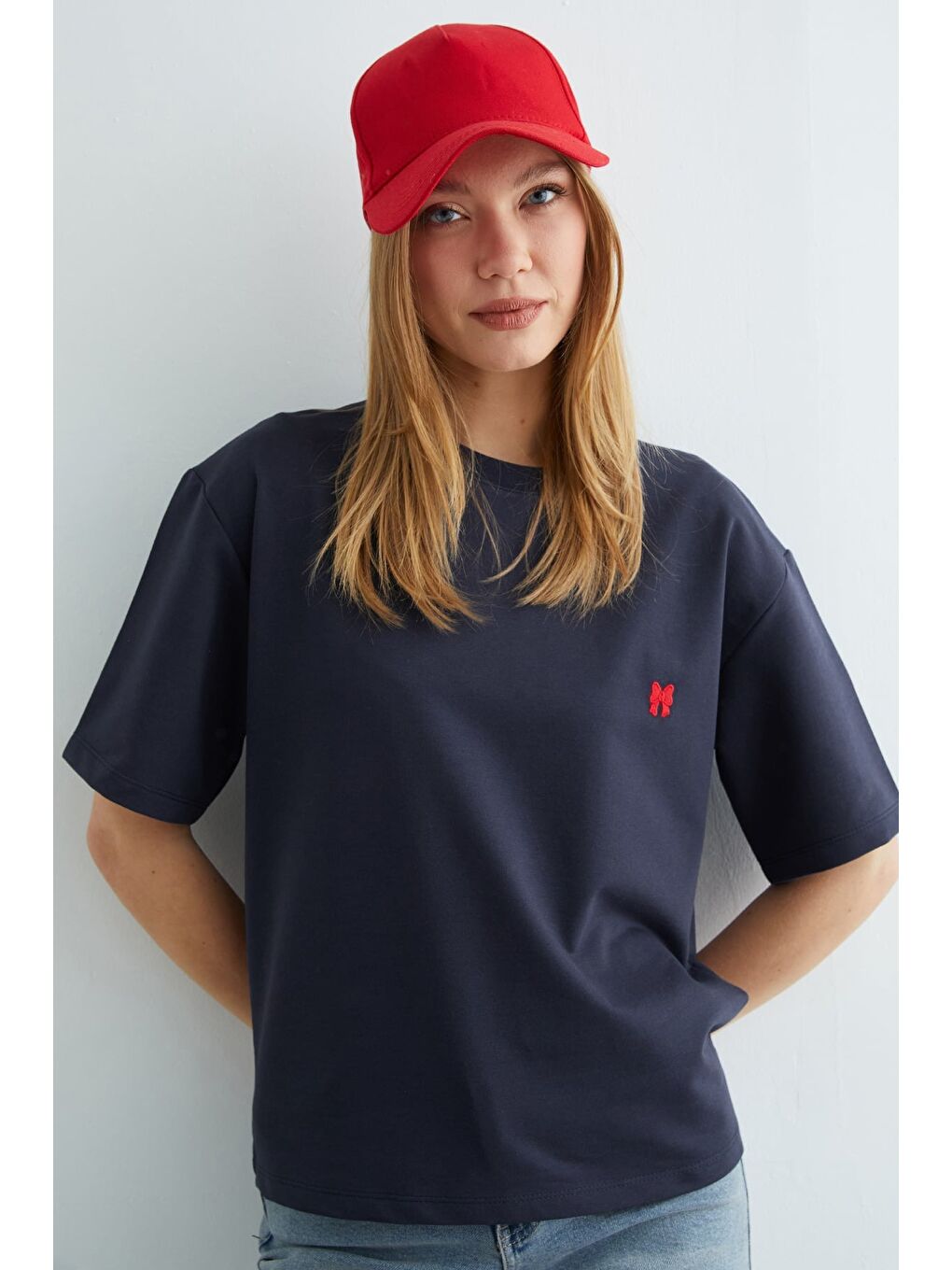 Gri Basic Fiyonk Nakışlı Bisiklet Yaka Tişört-3